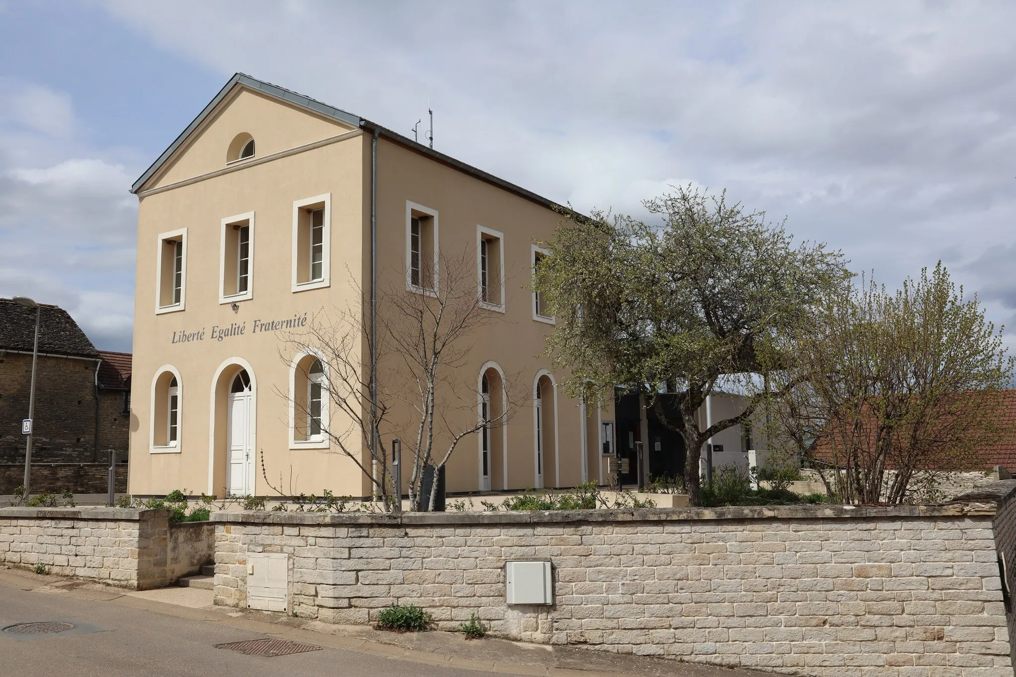 Photo showing: Mairie de Hauteville-lès-Dijon (21).