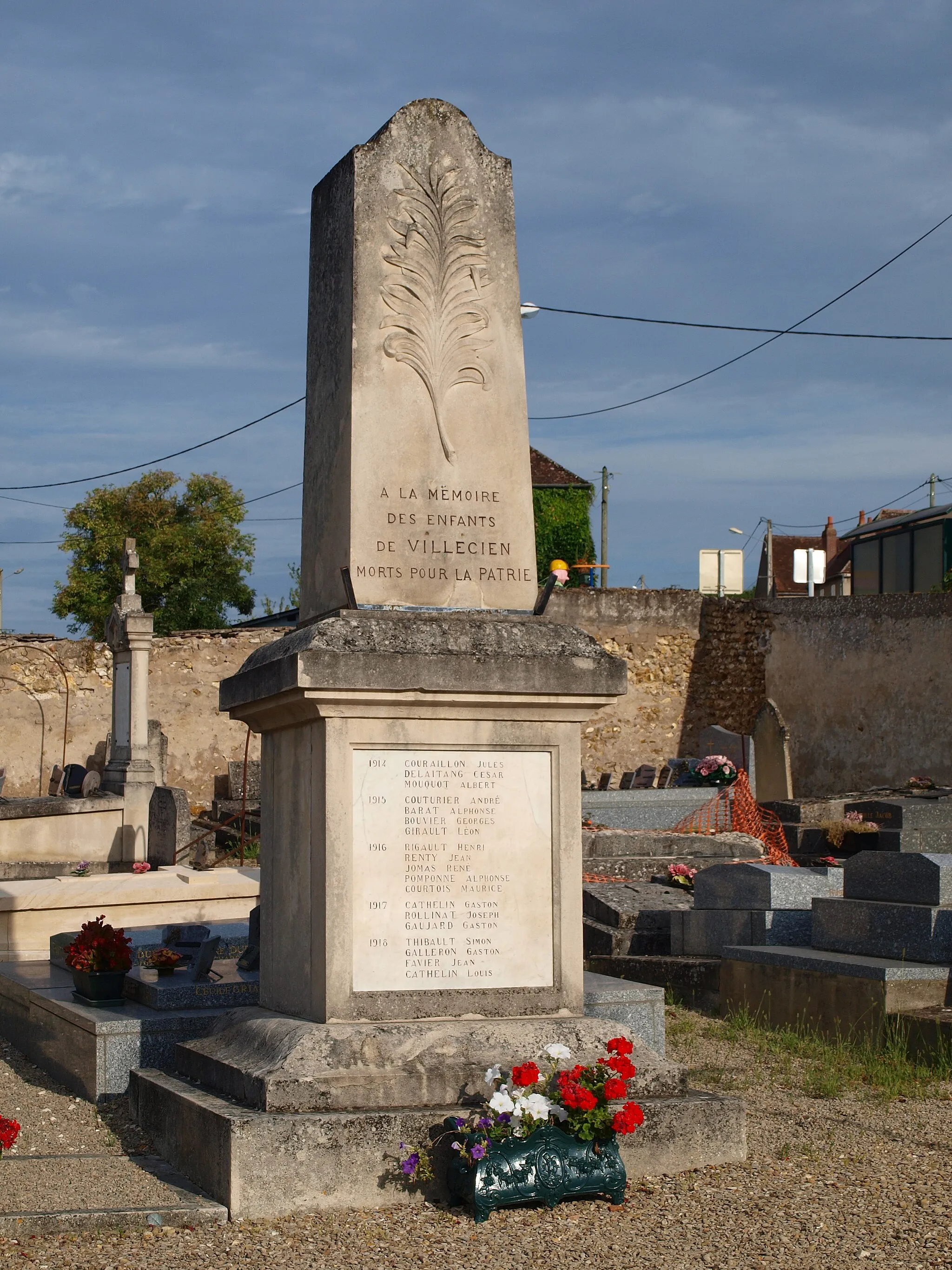 Photo showing: Villecien (Yonne, France) ; monument au morts des guerres du XXe siècle.