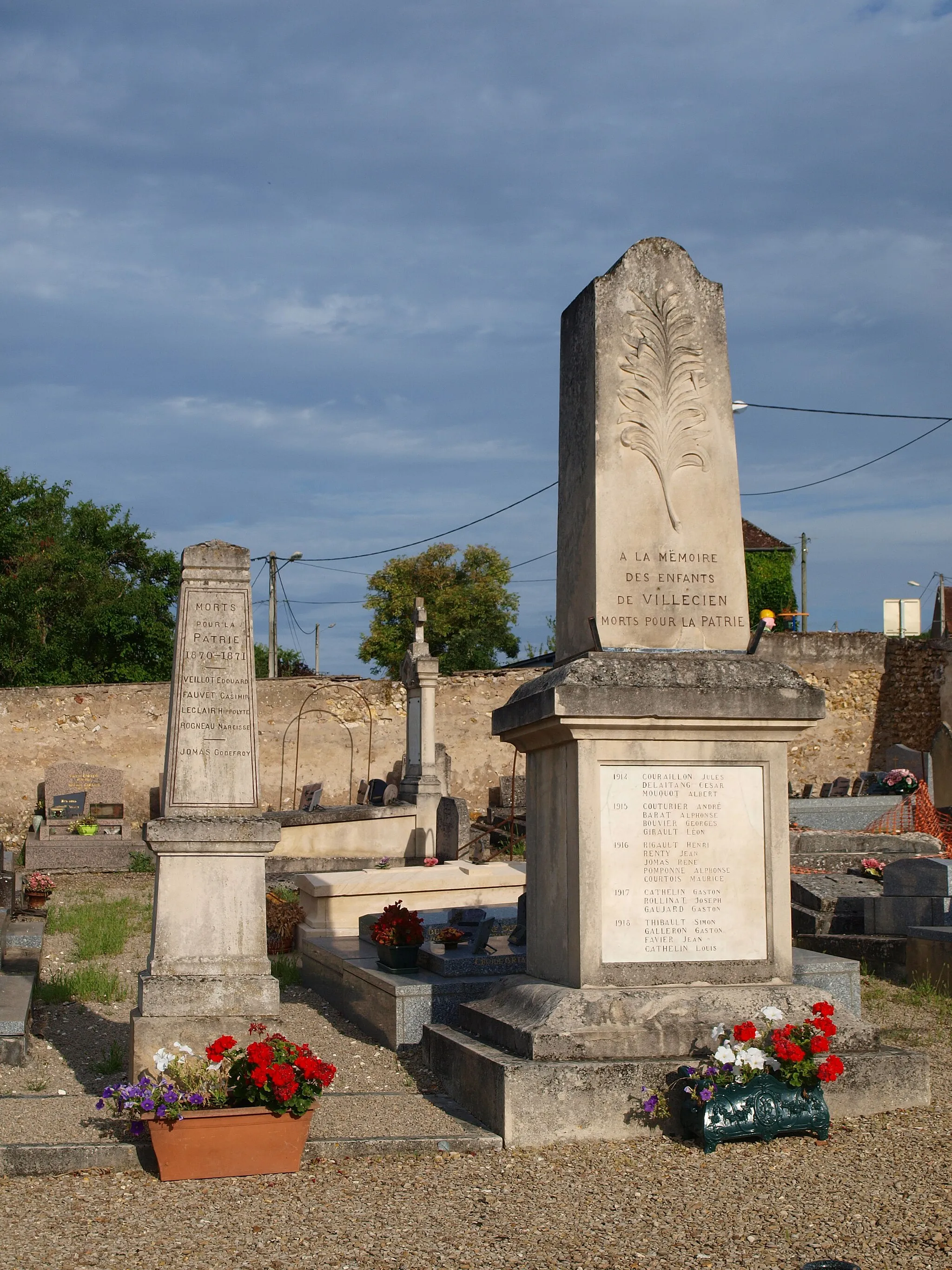 Photo showing: Villecien (Yonne, France) ; les 2 monuments au morts