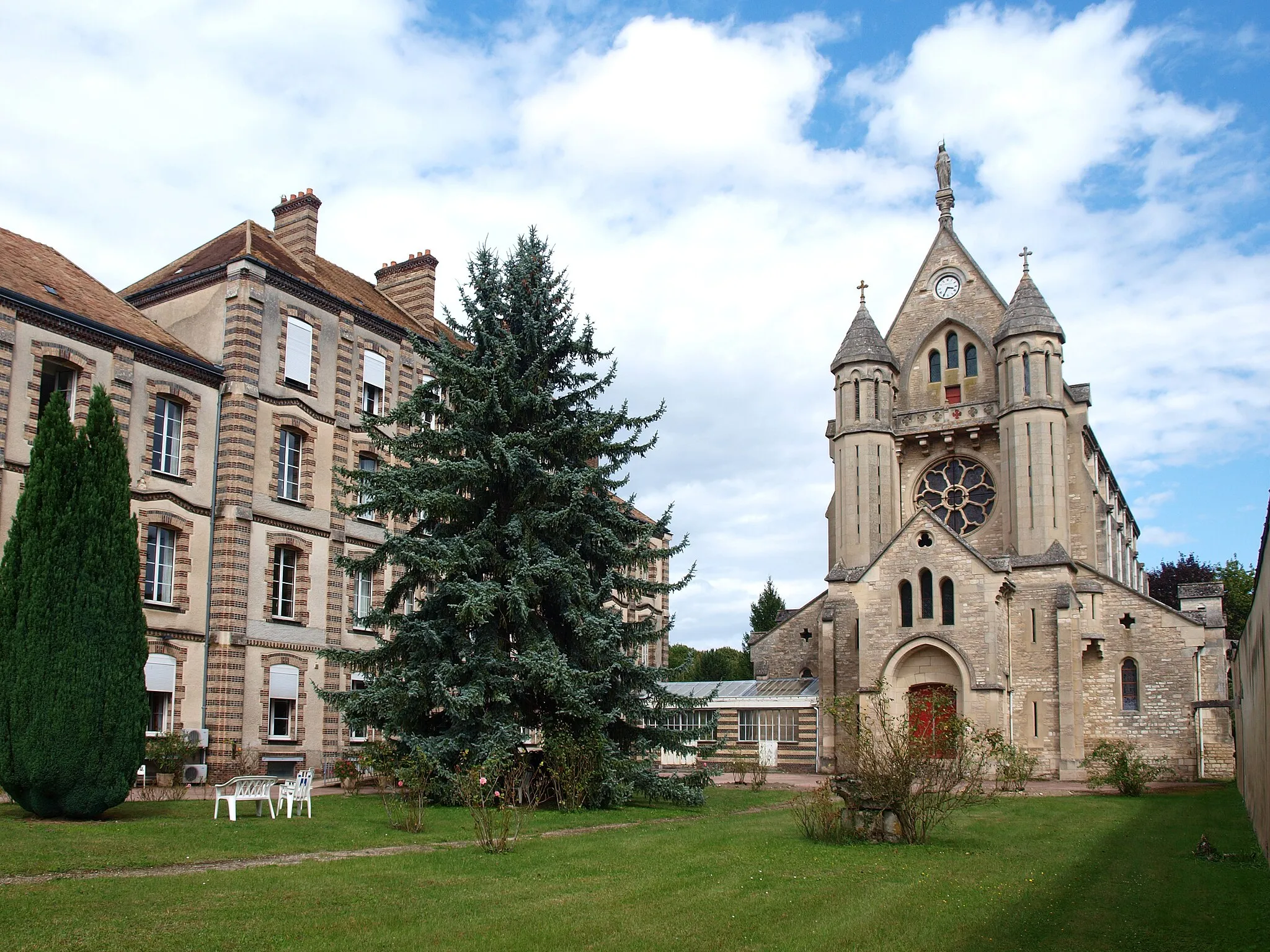 Photo showing: Abbaye Sainte-Colombe de Saint-Denis-lès-Sens (Yonne, France)