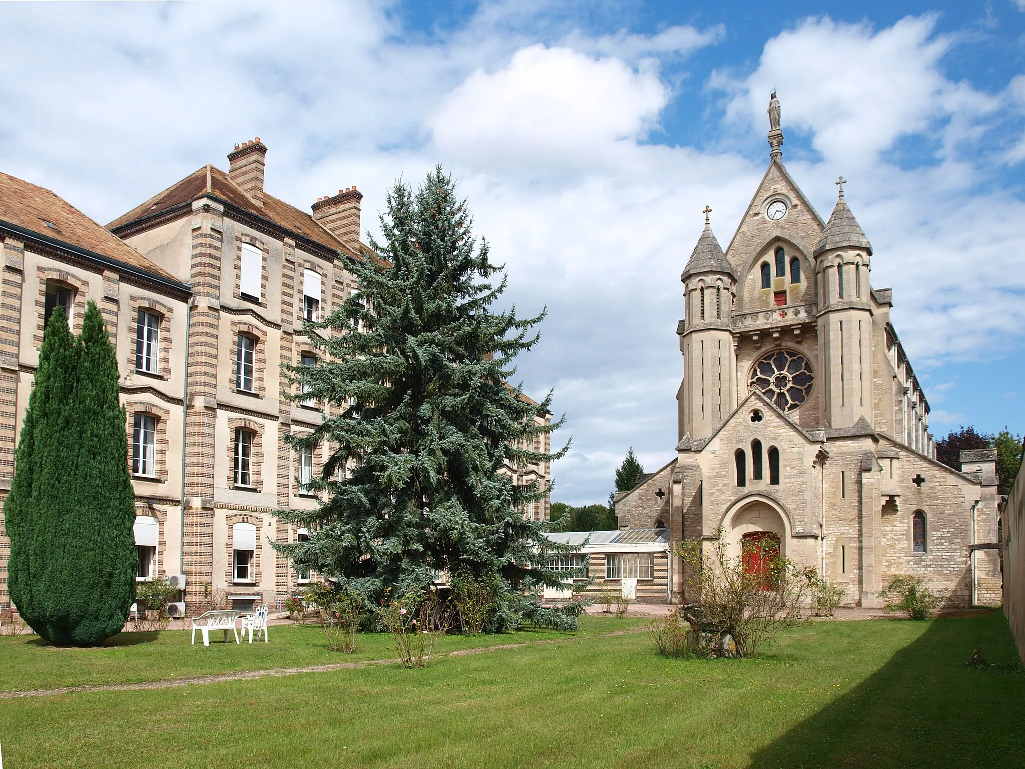 Photo showing: L'Abbaye Sainte-Colombe de Saint-Denis-lès-Sens (Yonne,  Bourgogne-Franche-Comté, France) avec à gauche le monastère reconverti en centre de convalescence, à droite la chapelle et au premier plan devant la chapelle les vestiges de l'ancien monastère datant du Haut Moyen Âge.