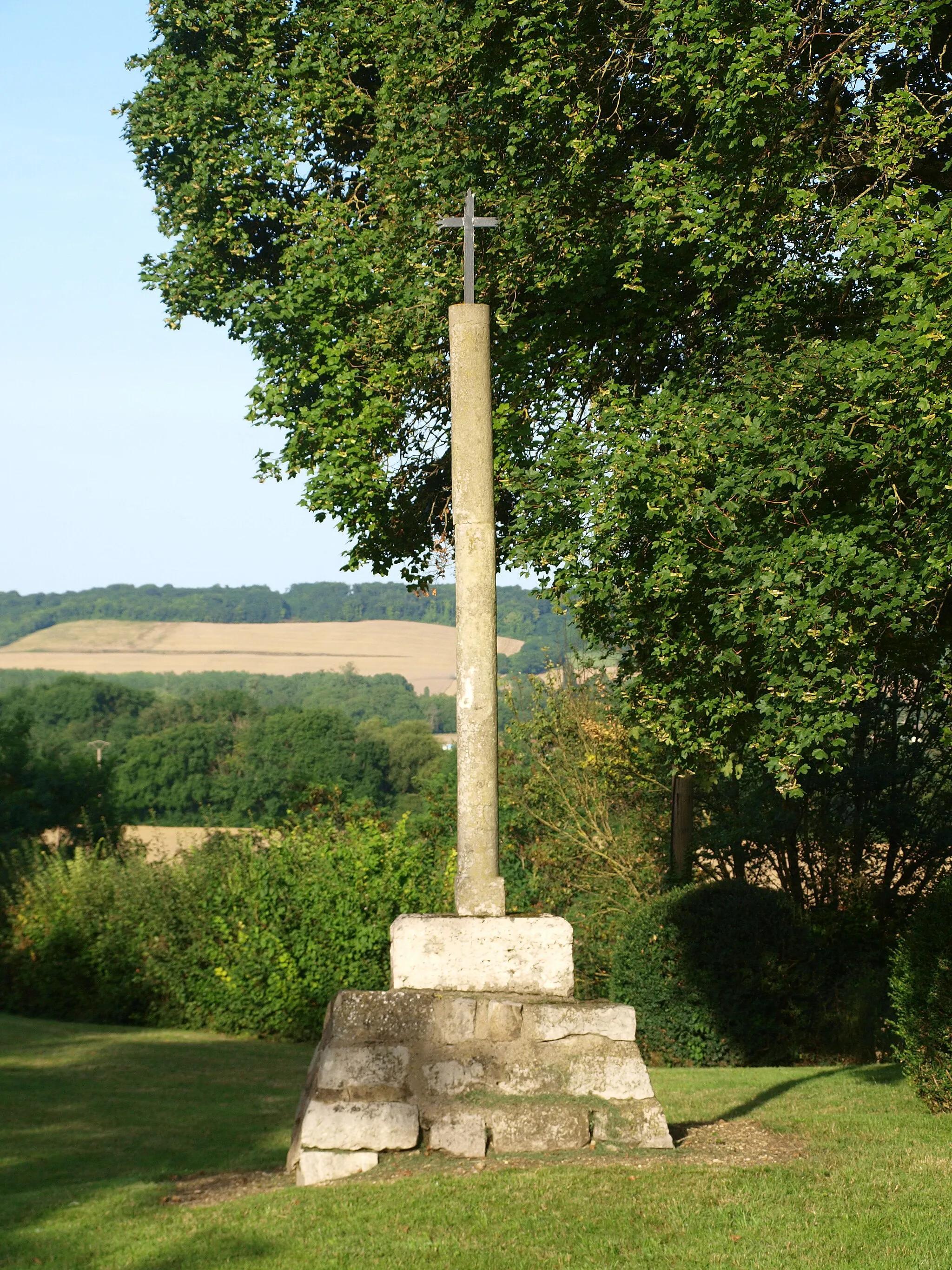 Photo showing: Étigny (Yonne, France) ; calvaire de l'église