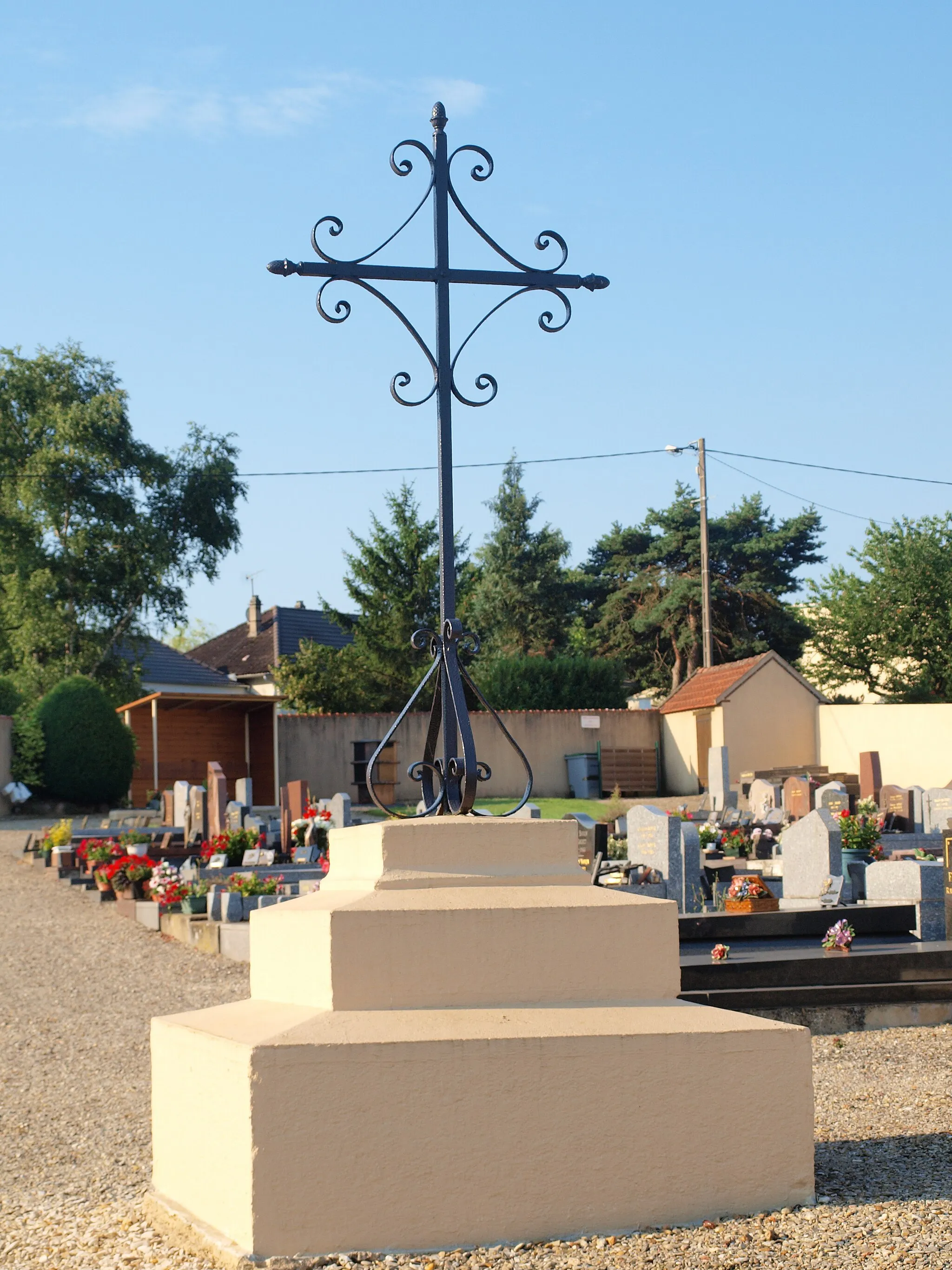 Photo showing: Étigny (Yonne, France) ; calvaire du cimetière