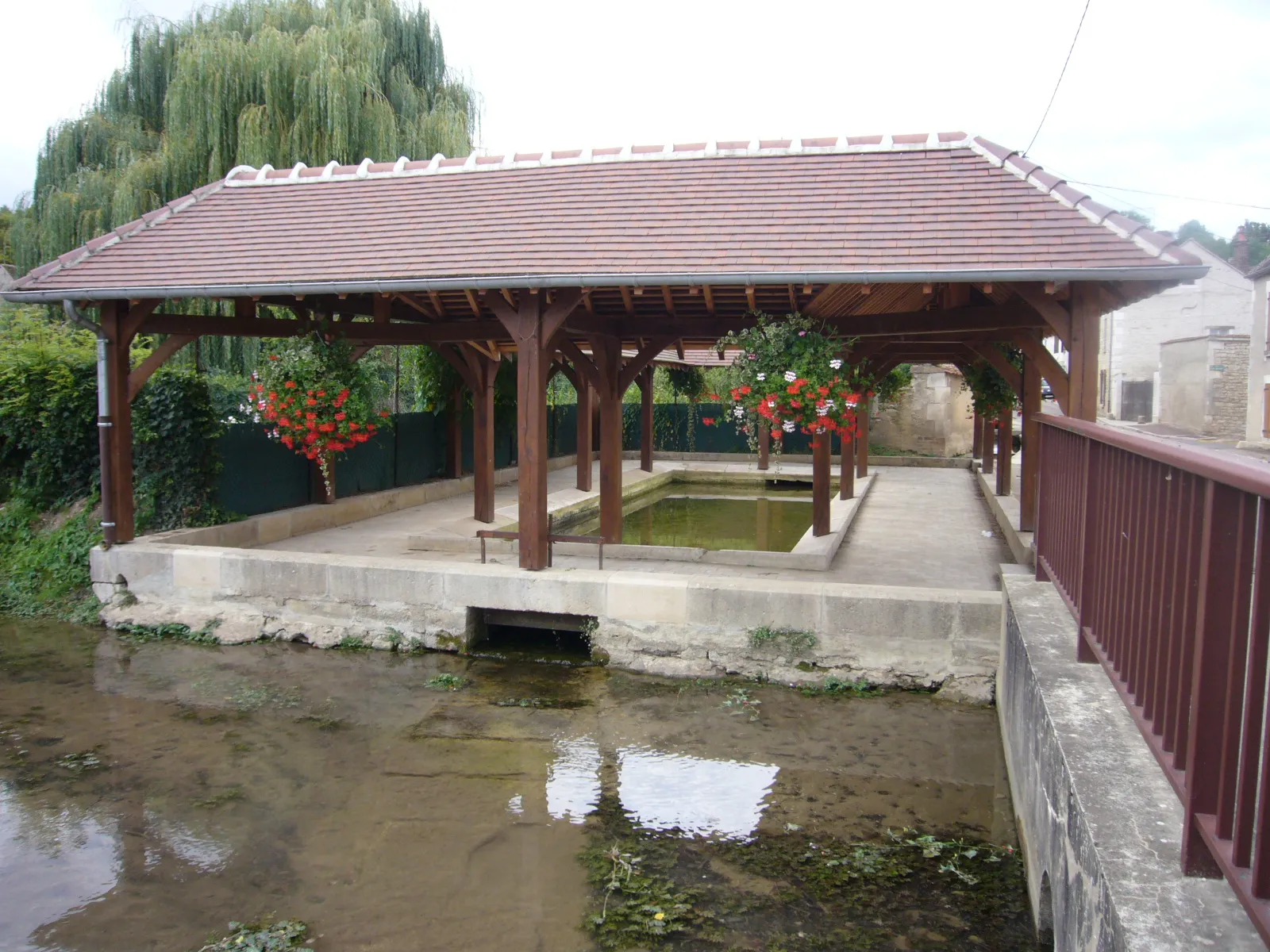 Photo showing: Vallan (Yonne) lavoir