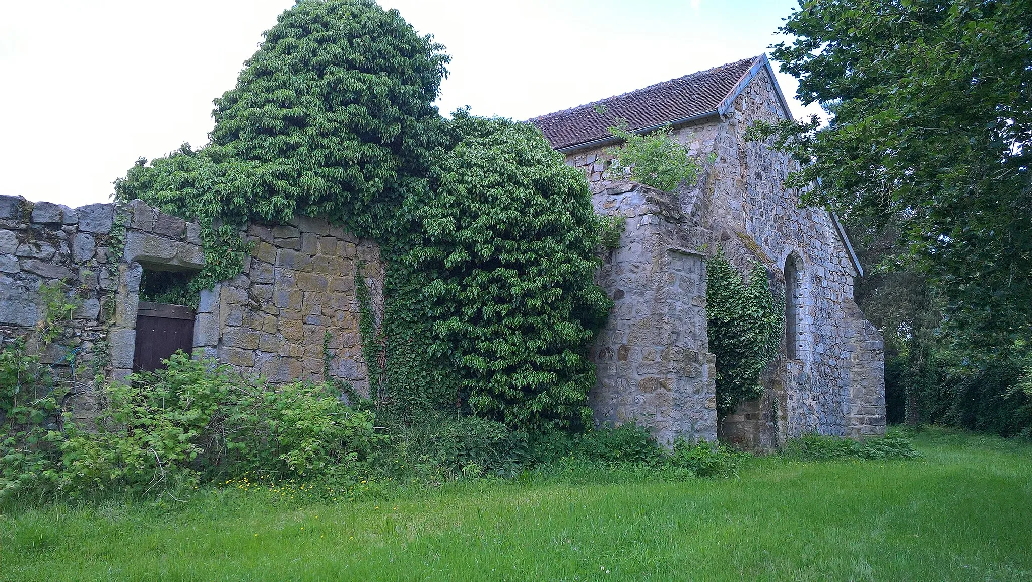 Photo showing: This building is indexed in the base Mérimée, a database of architectural heritage maintained by the French Ministry of Culture, under the reference PA89000042 .