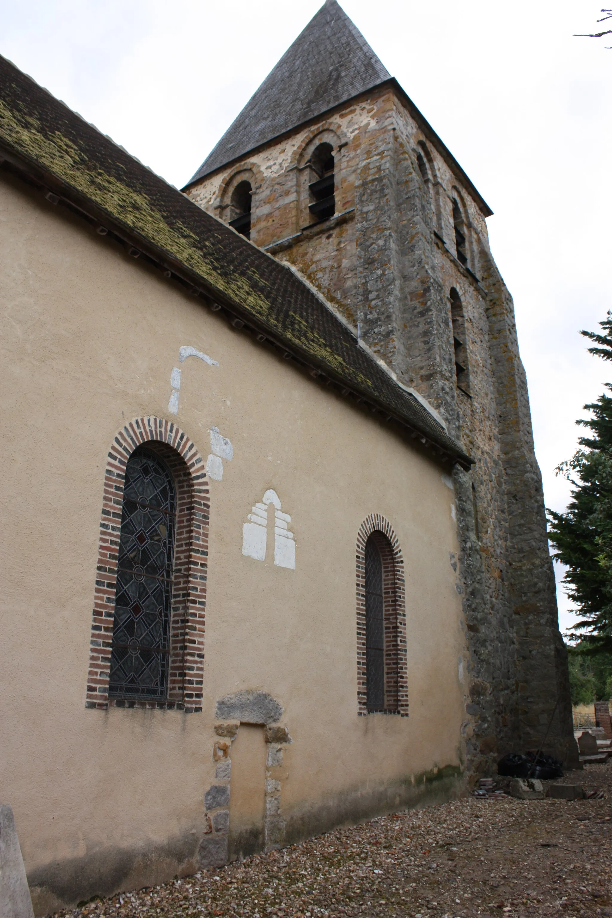 Photo showing: Eglise de Lailly, mur Nord avec ancienne ouverture romane.