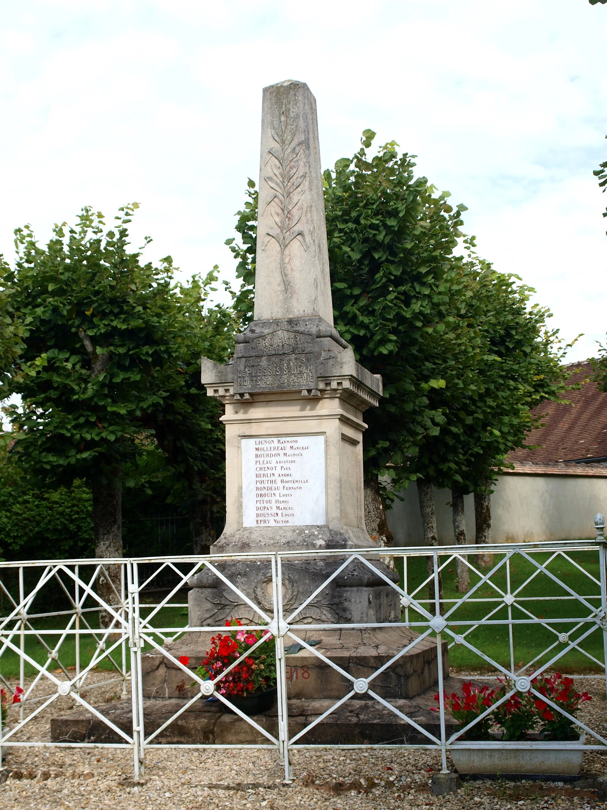 Photo showing: Plessis-Saint-Jean (Yonne, France) ; monument aux morts