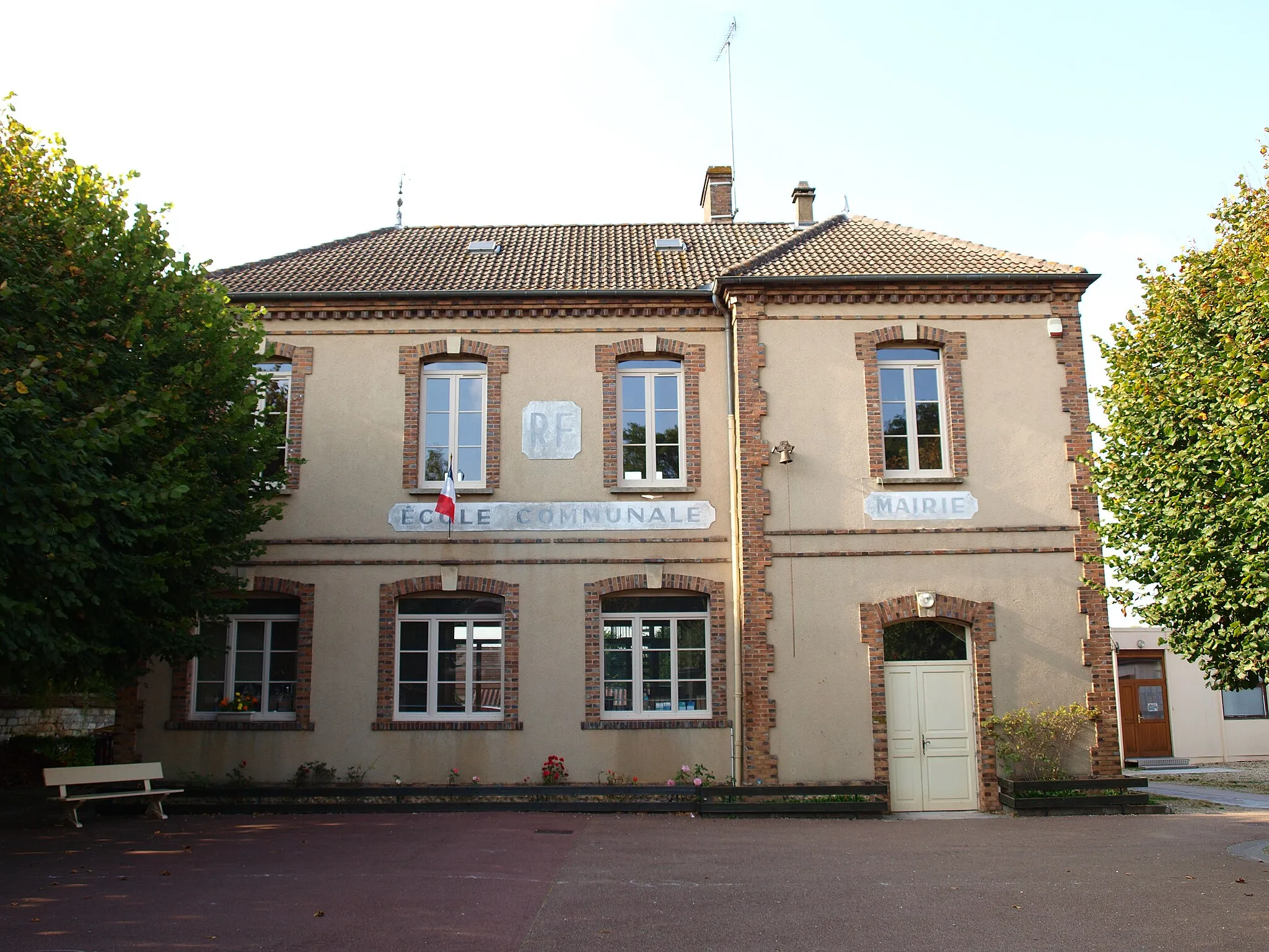 Photo showing: Theil-sur-Vanne (Yonne, France) ; mairie-école