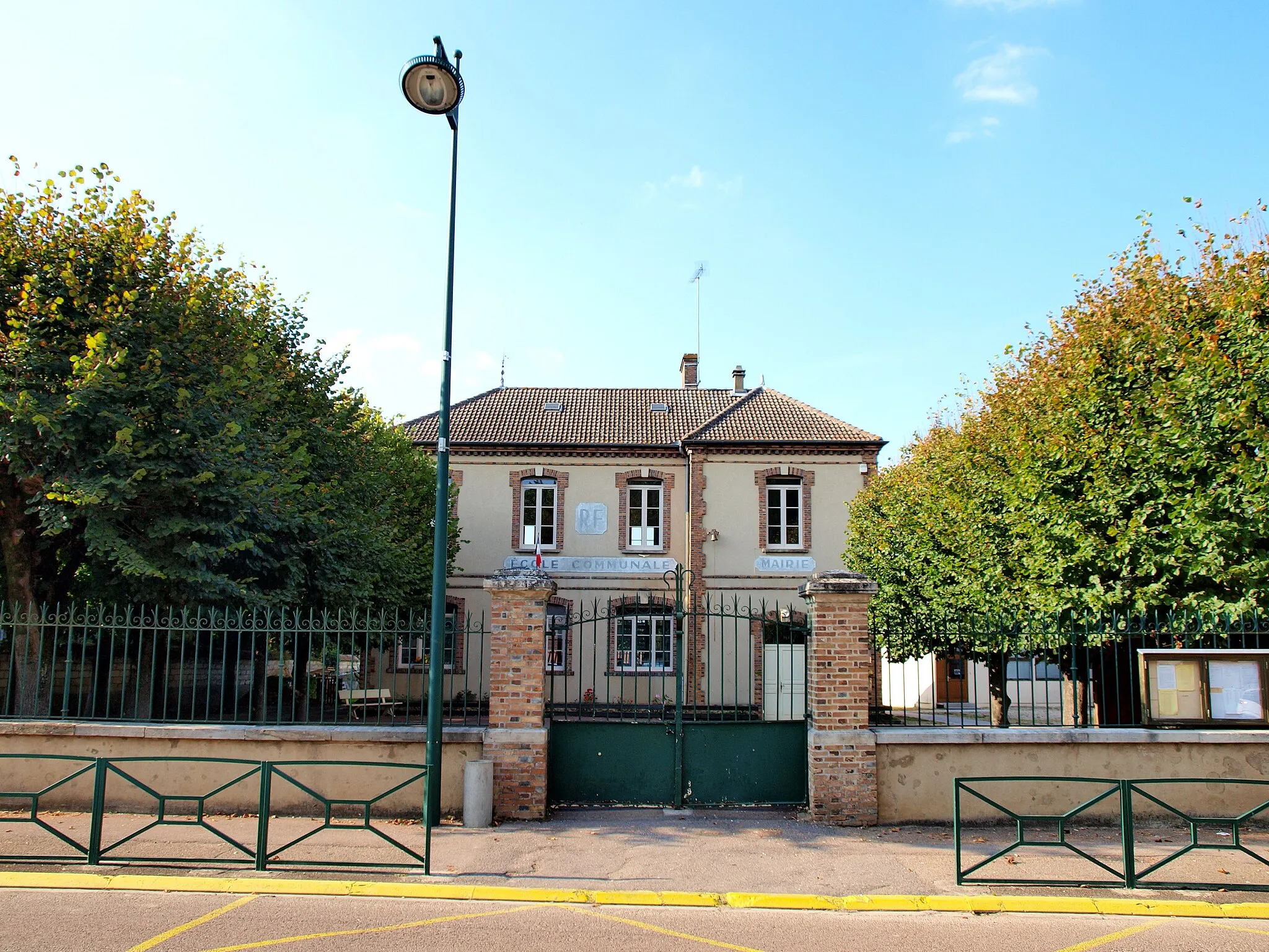 Photo showing: Theil-sur-Vanne (Yonne, France) ; mairie-école