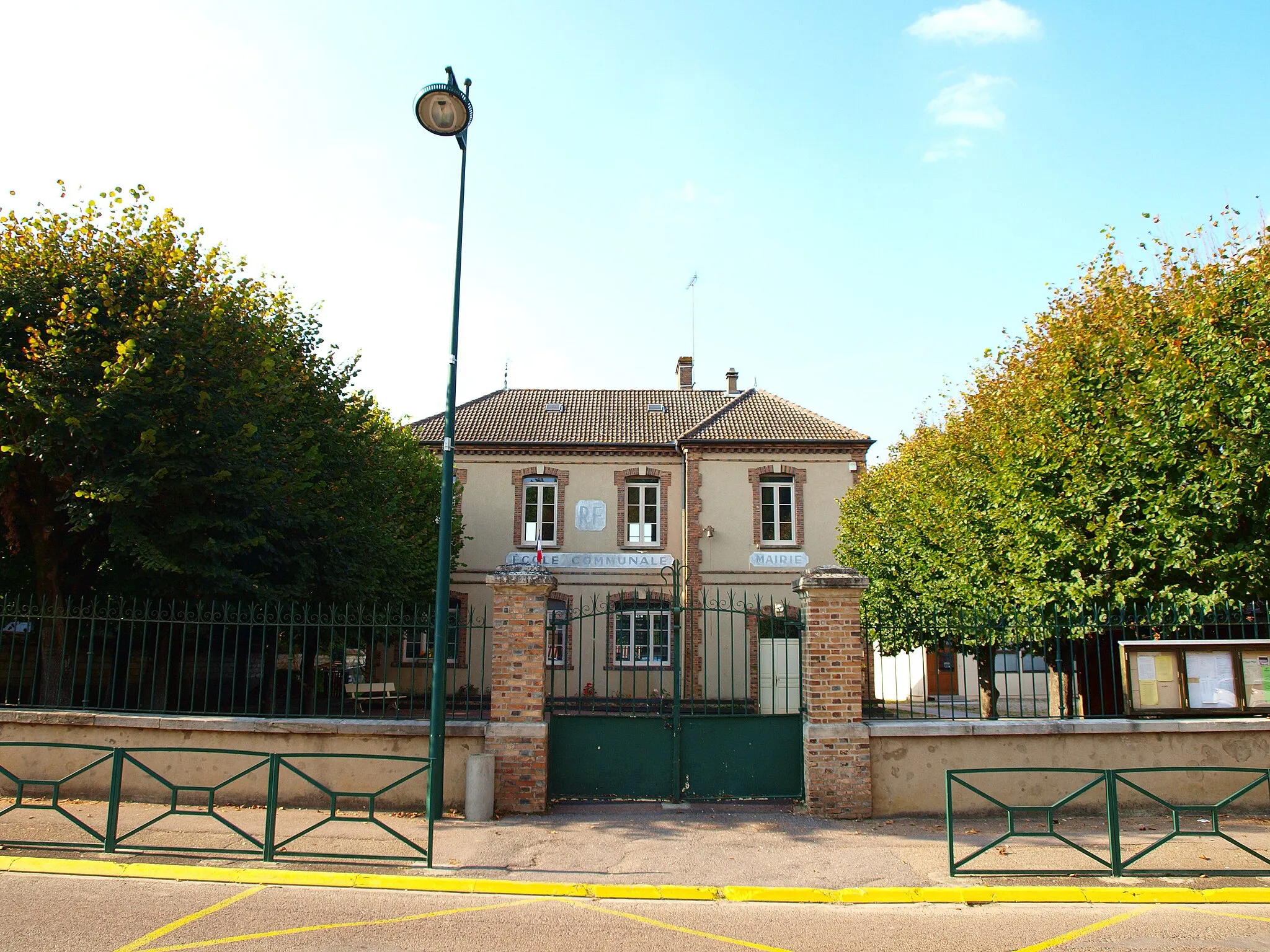 Photo showing: Theil-sur-Vanne (Yonne, France) ; mairie-école