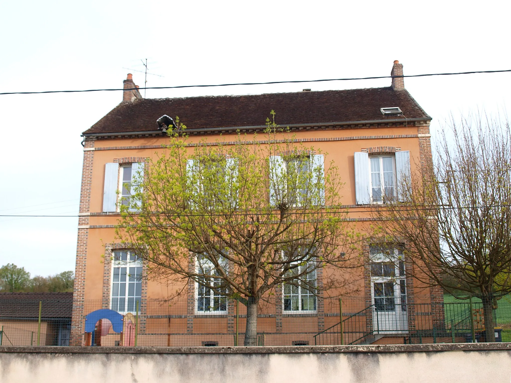 Photo showing: Mairie-école de Verlin (Yonne, France)