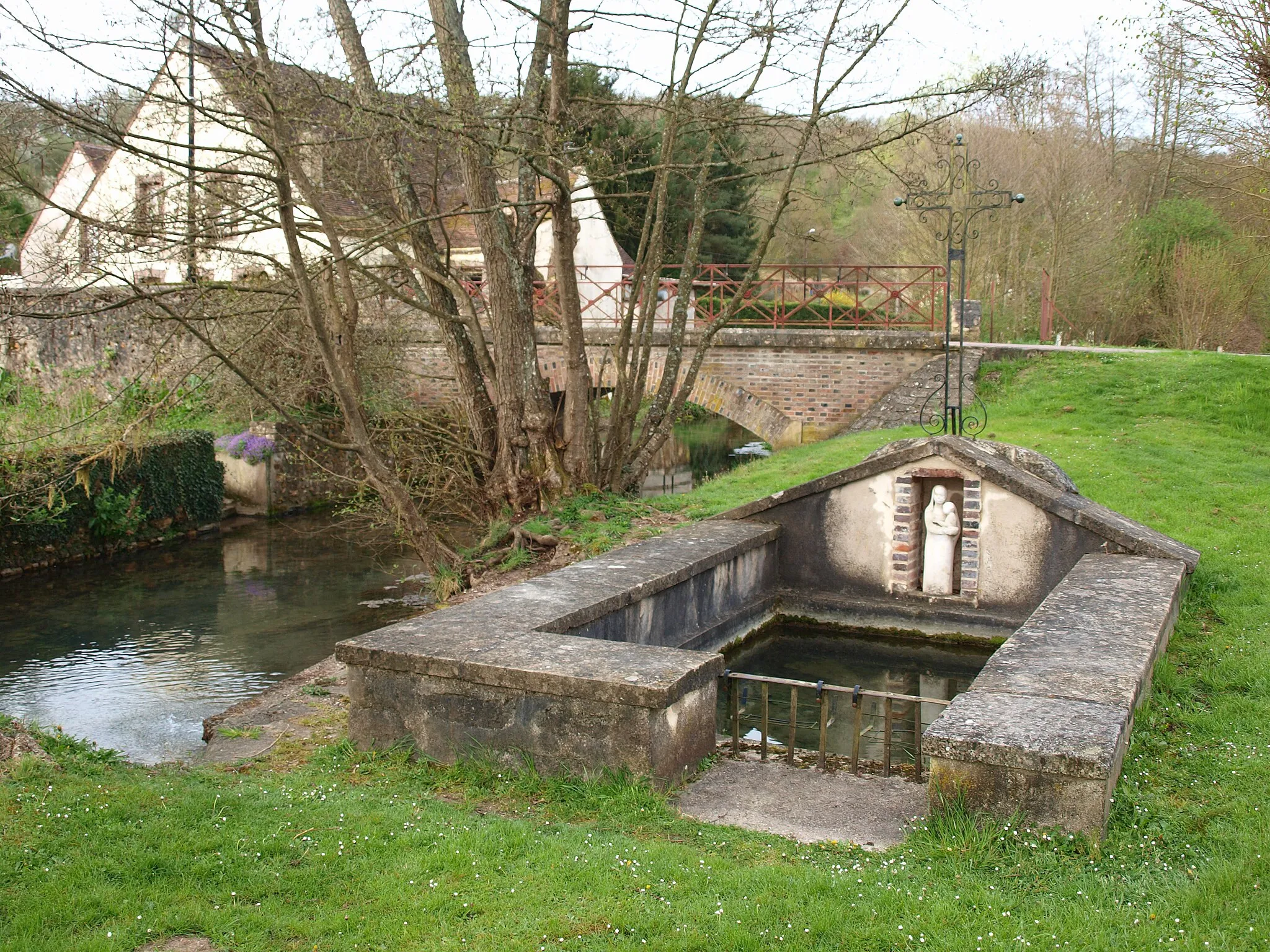 Photo showing: Fontaine de la Vierge à Verlin (Yonne, France)