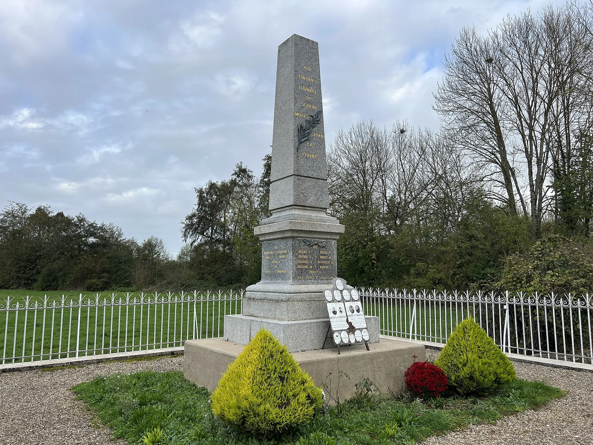 Photo showing: Monument aux morts d'Annay-sur-Serein.