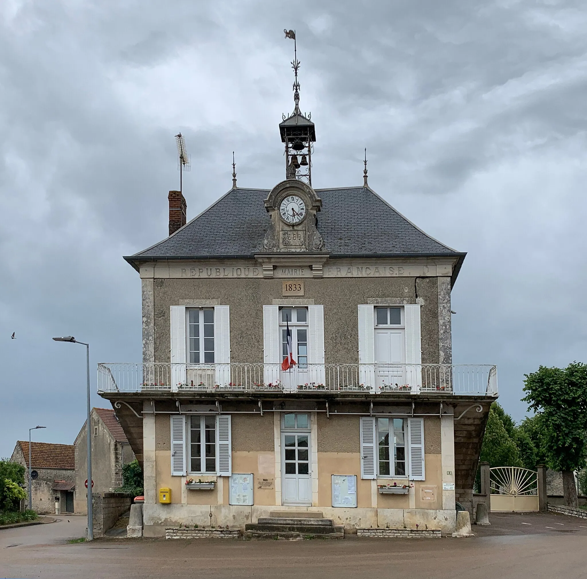 Photo showing: Mairie de Lichères-près-Aigremont (Yonne, France), juin 2020.