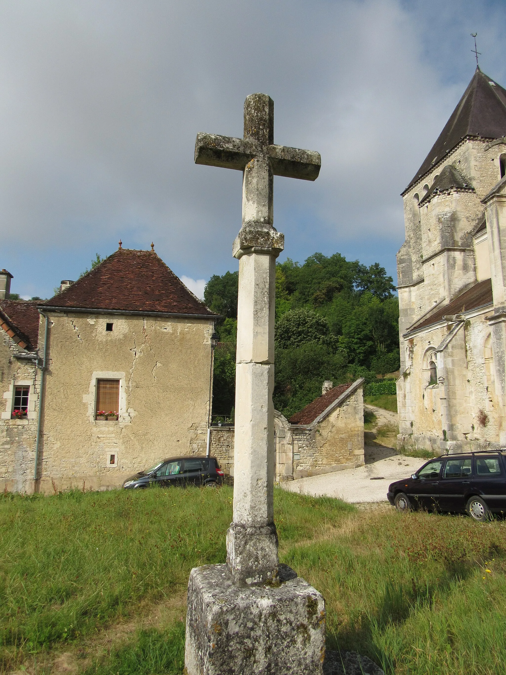 Photo showing: Croix en pierre près de l'église