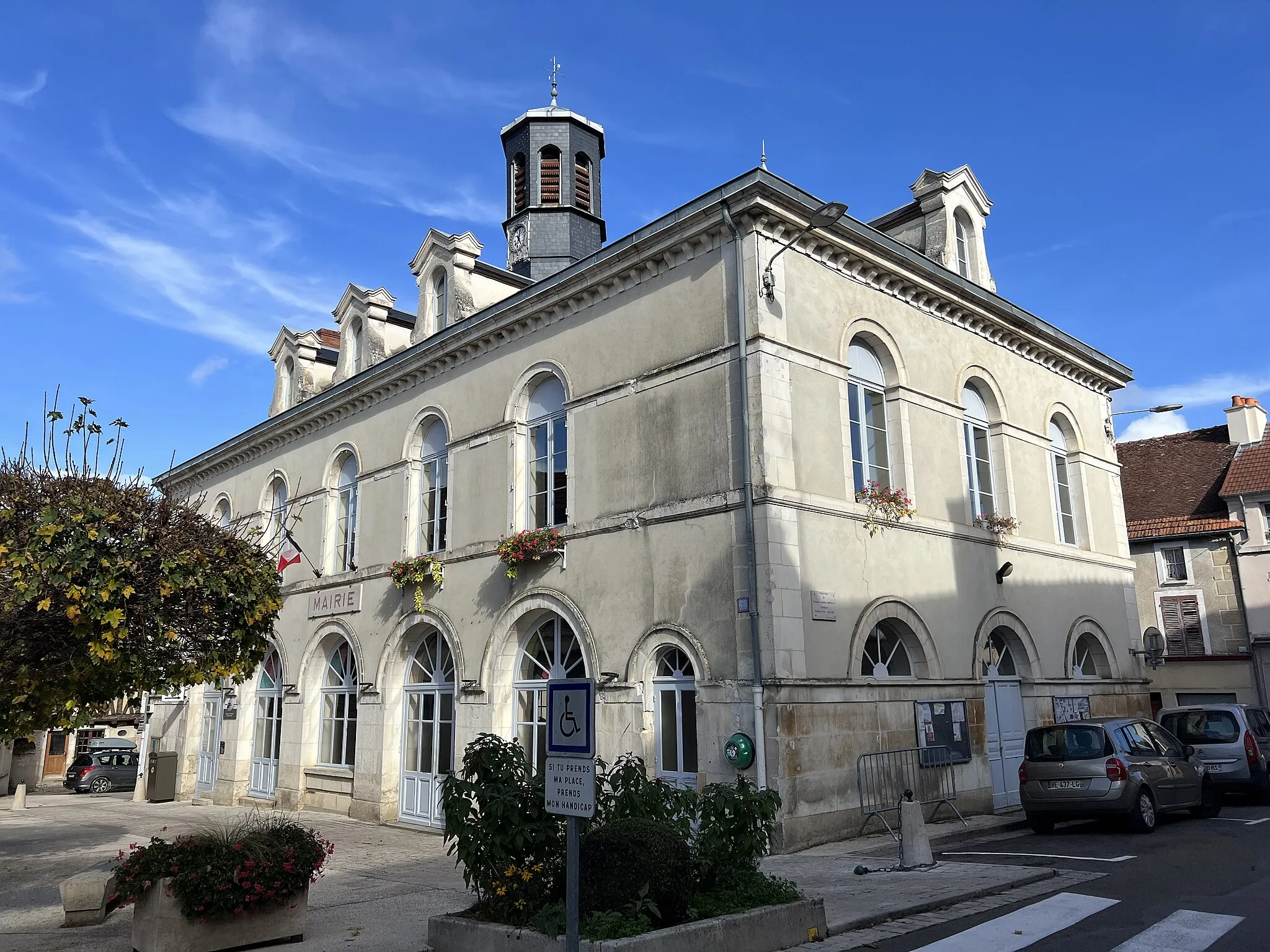 Photo showing: Mairie de Ravières.