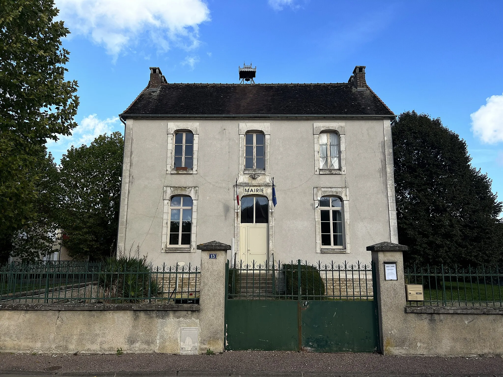 Photo showing: Mairie de Vézannes.