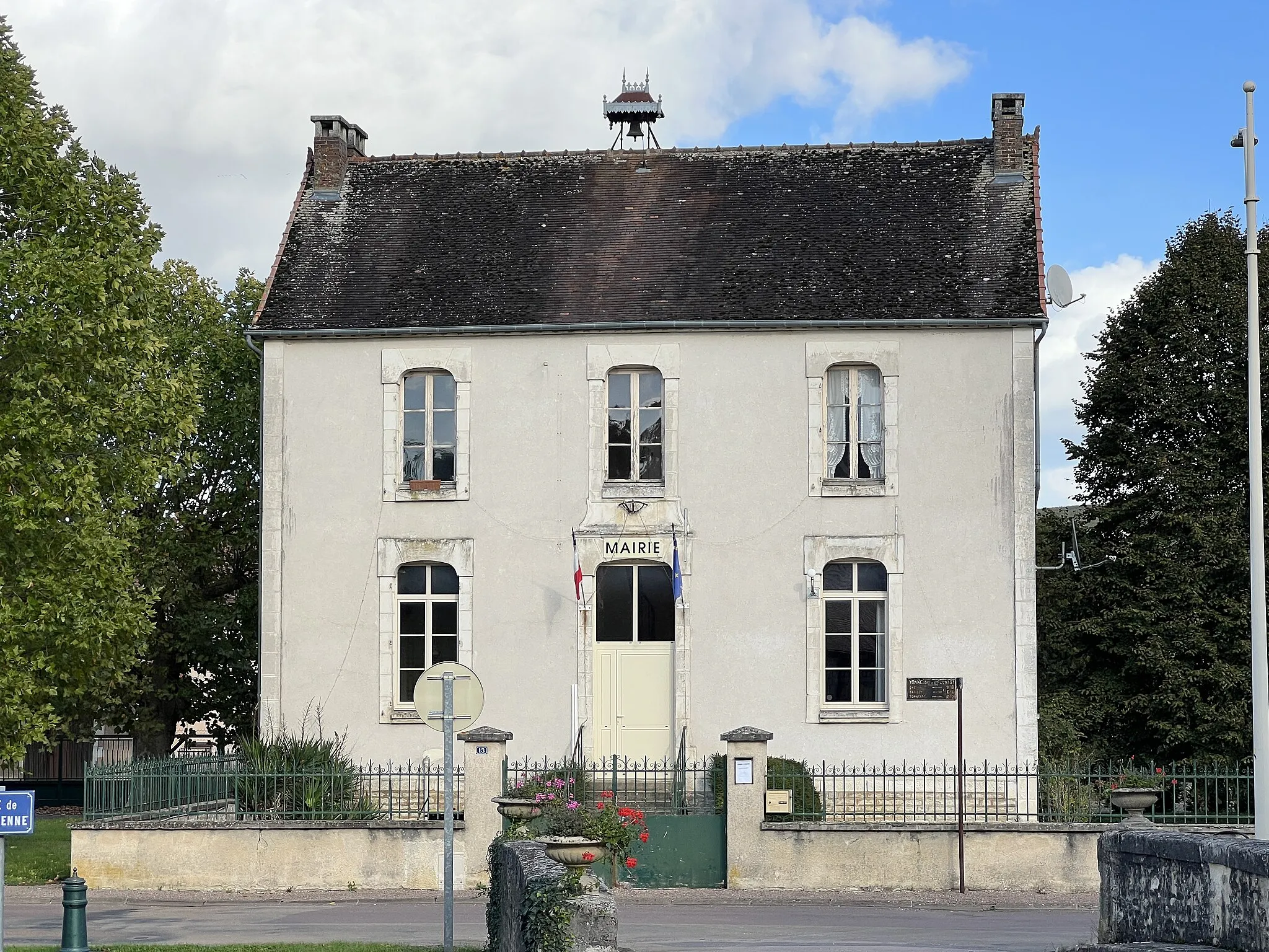 Photo showing: Mairie de Vézannes.