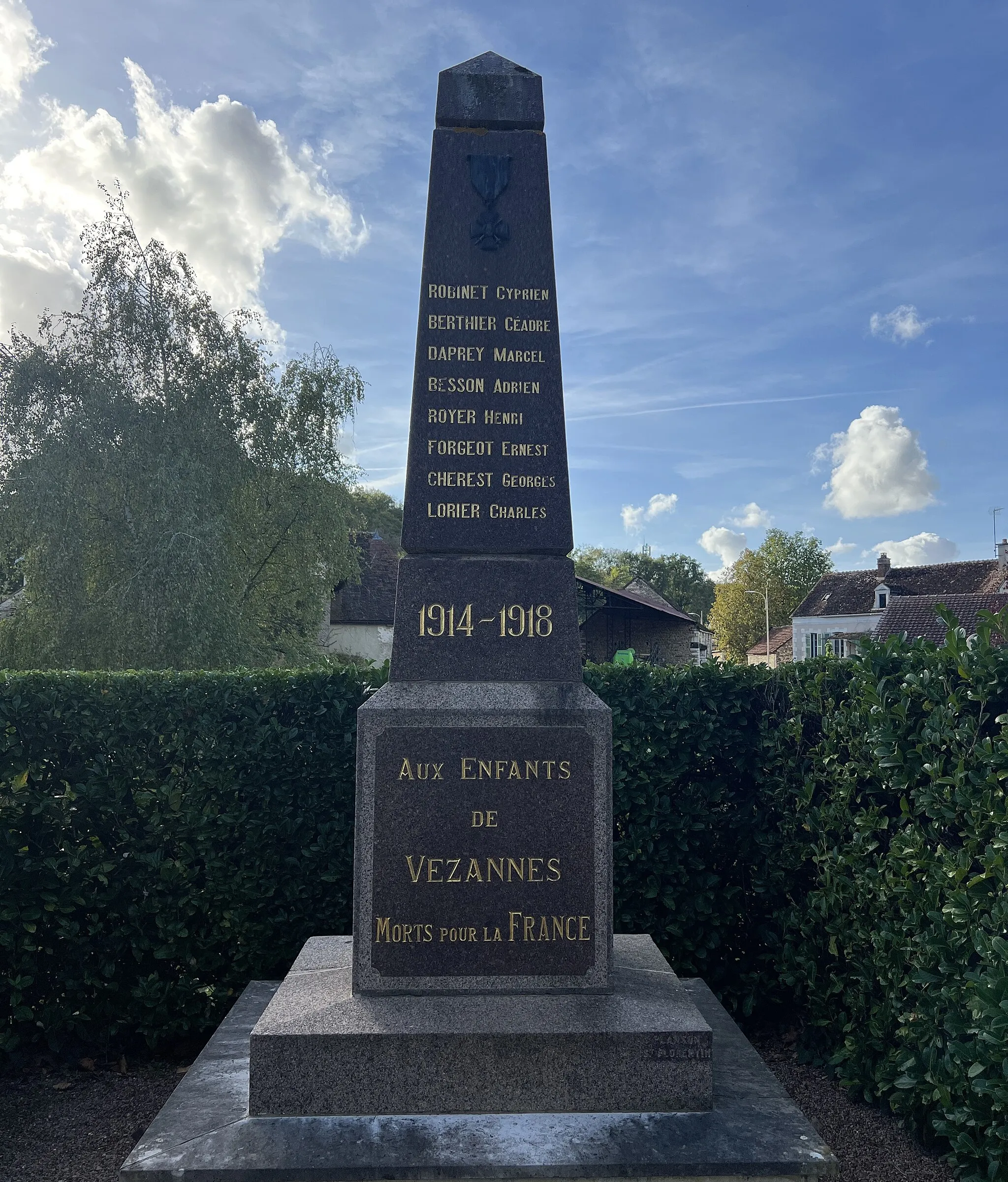 Photo showing: Monument aux morts de Vézannes.