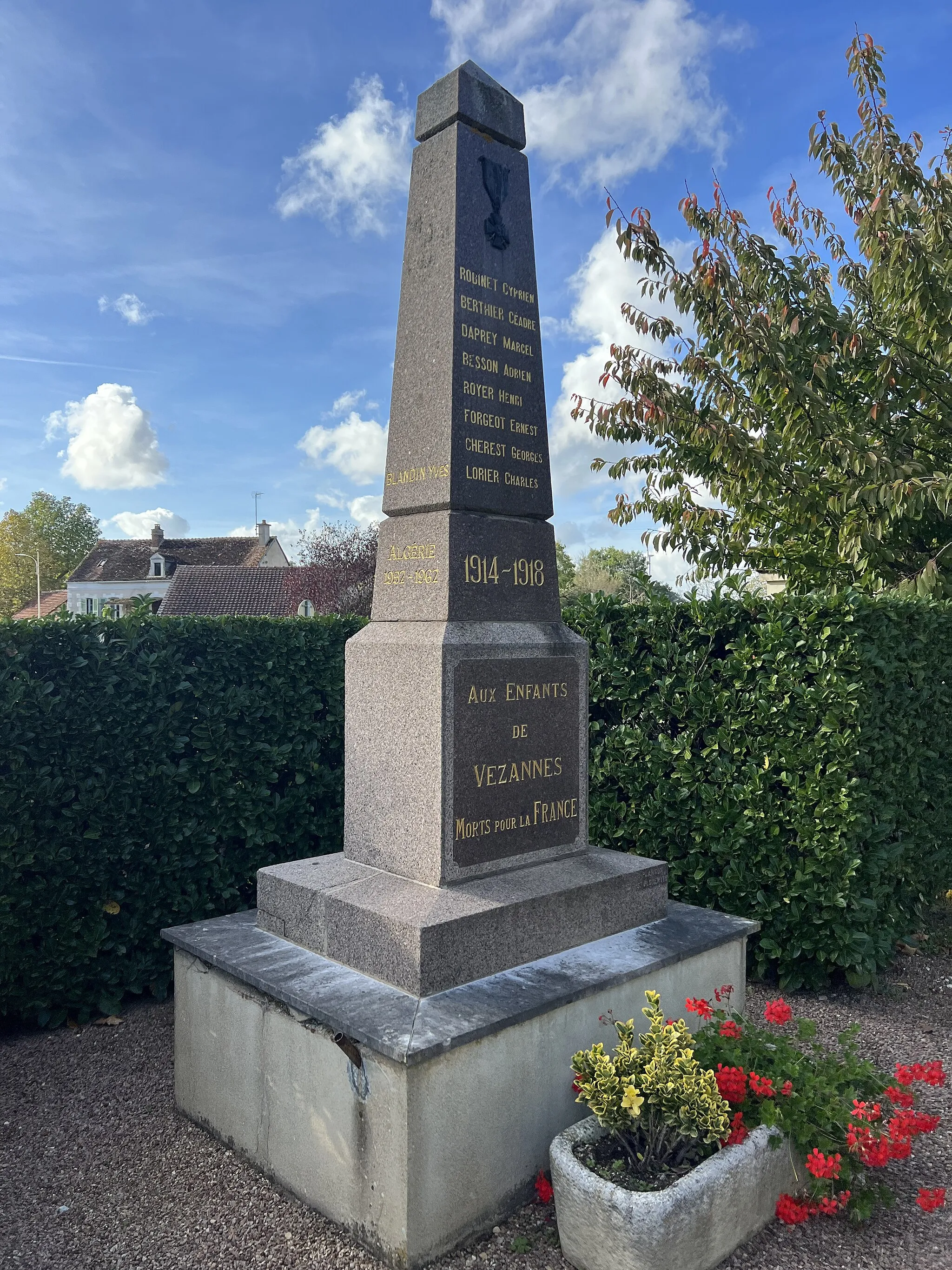 Photo showing: Monument aux morts de Vézannes.