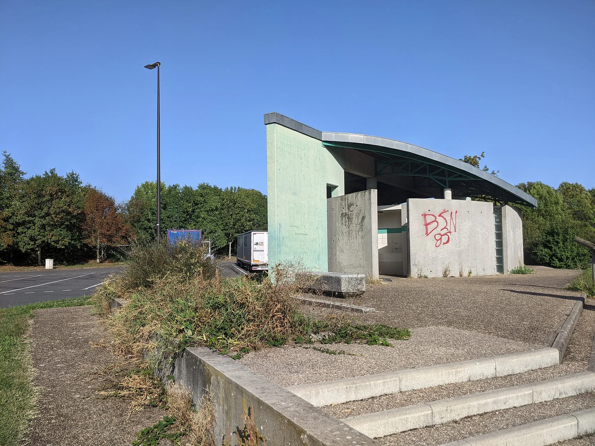 Photo showing: Bâtiment central (toilettes) de l'aire du Pougues-les-Eaux (côté ouest, direction nord), sur l'autoroute A77, dans la Nièvre.