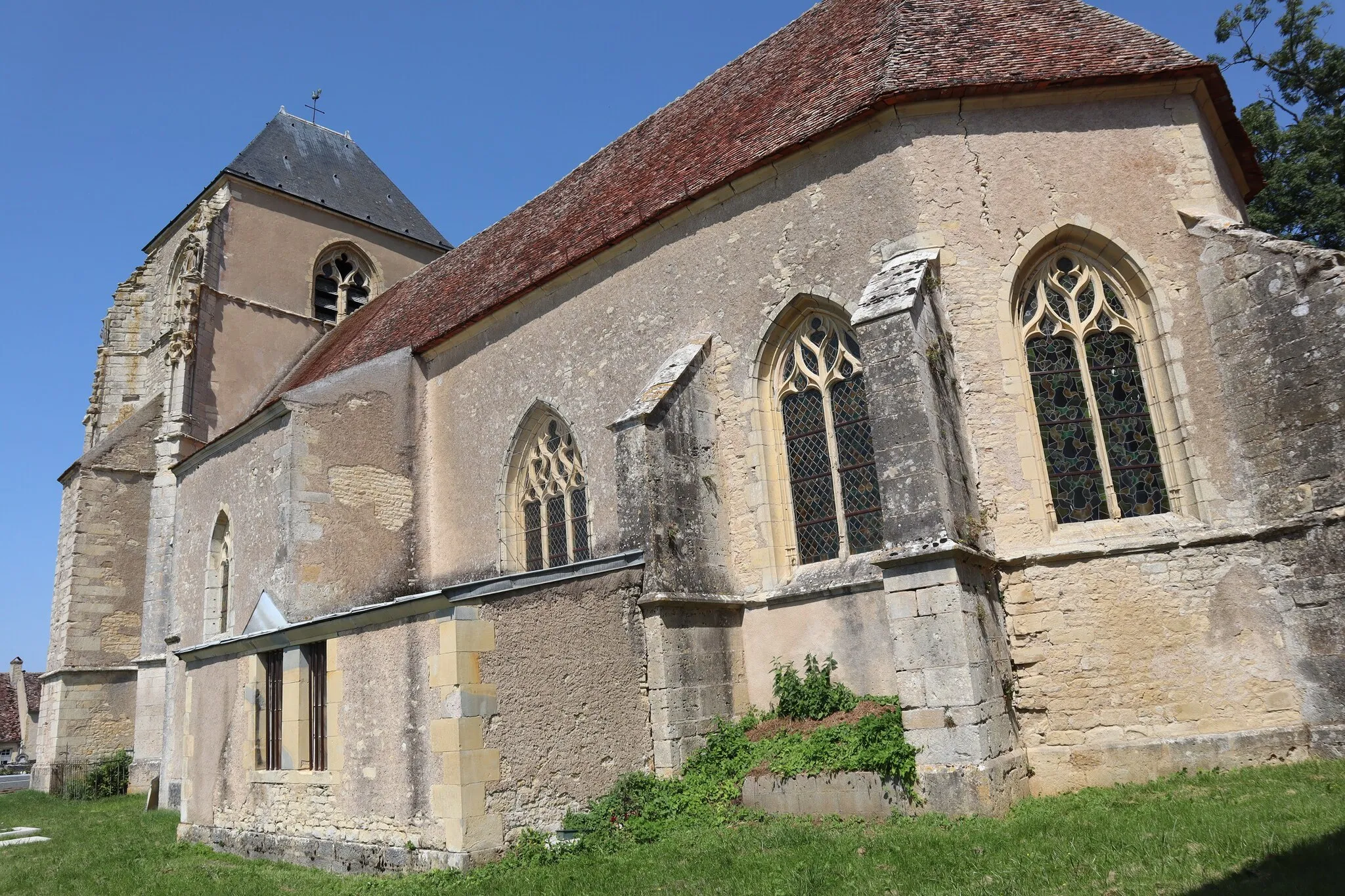 Photo showing: Extérieur de l'église Saint-Hilaire à Challement (58). Flanc sud et chevet.
