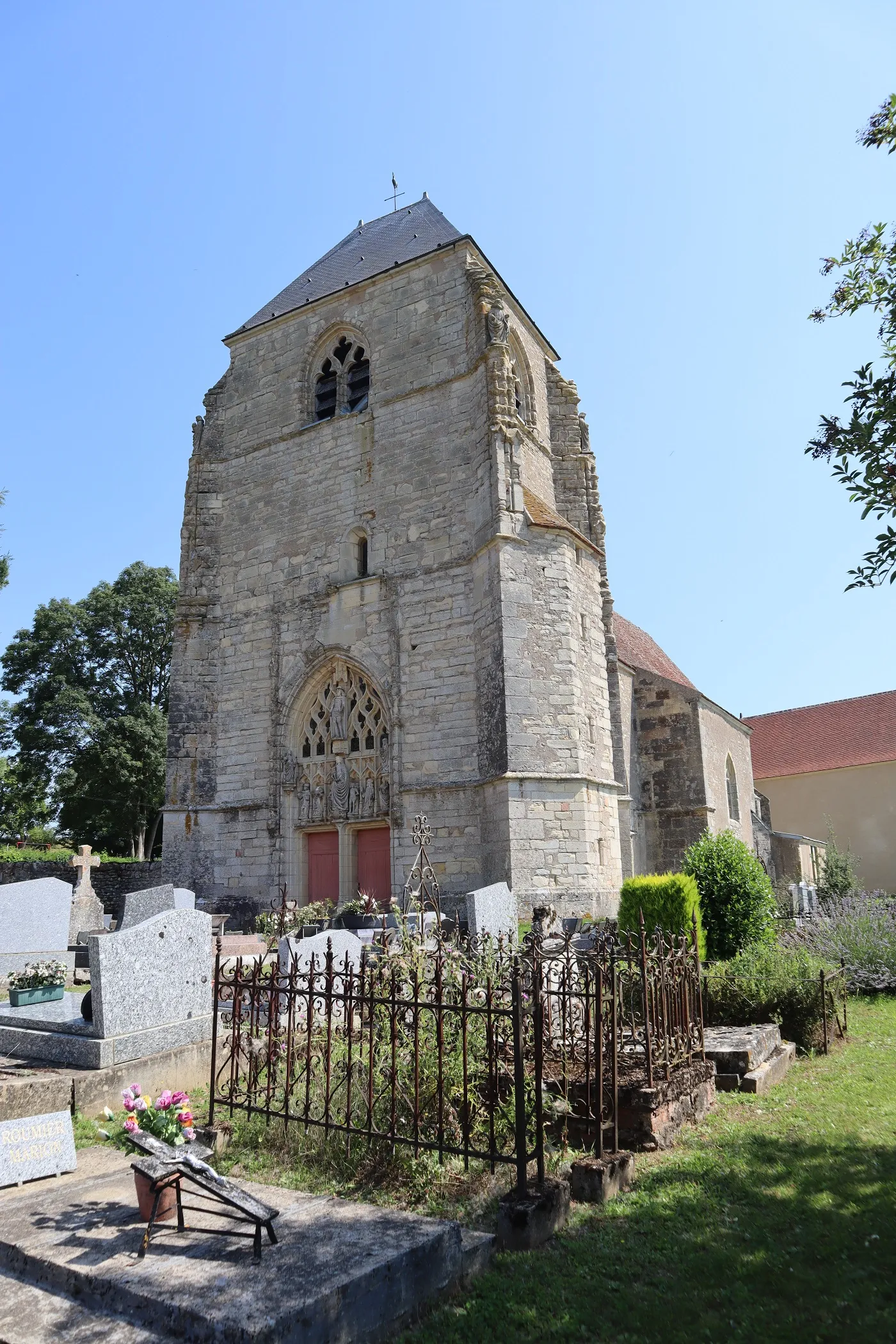 Photo showing: Extérieur de l'église Saint-Hilaire à Challement (58). Façade occidentale.