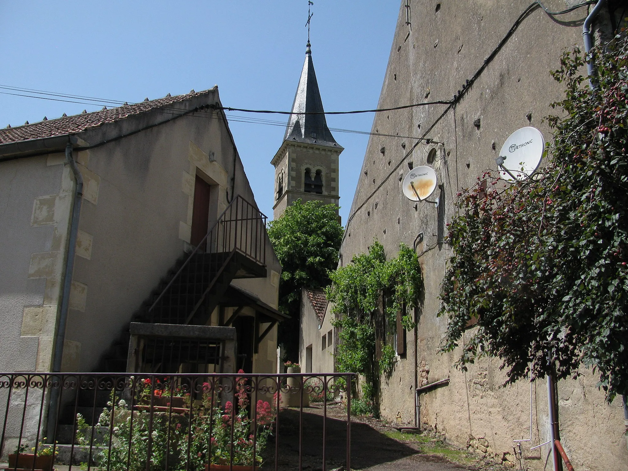 Photo showing: Vue du clocher de l'église depuis la rue Édouard Grosjean. Monceau-le-Comte, Nièvre, France.
