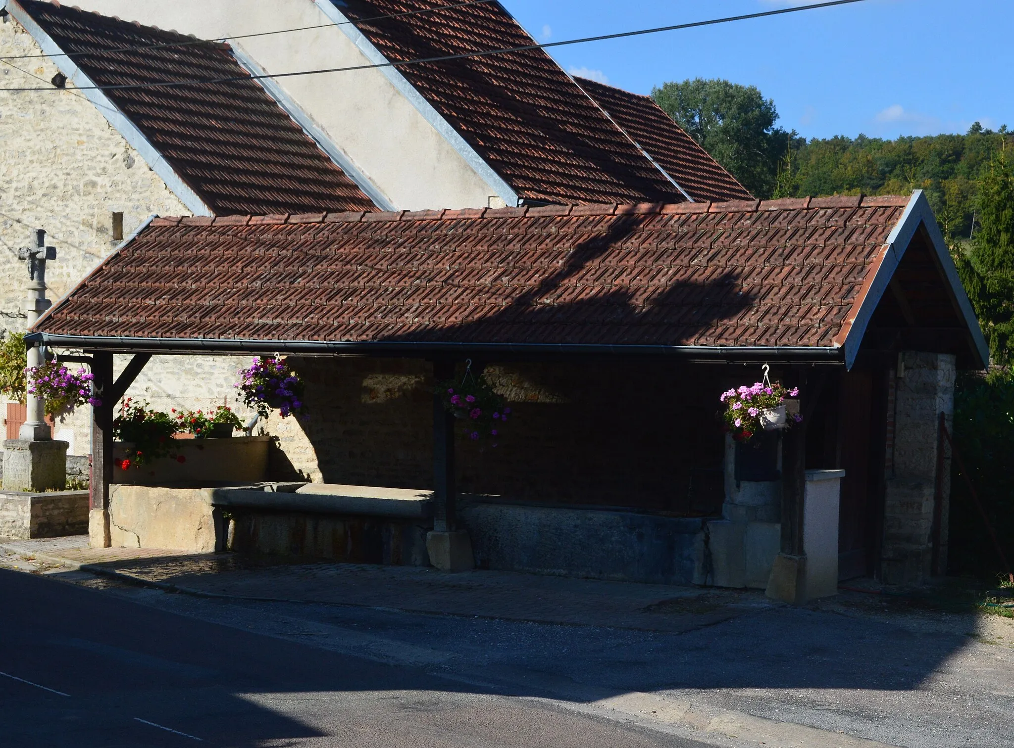 Photo showing: A Lavoir (Public Laundry) in Avot