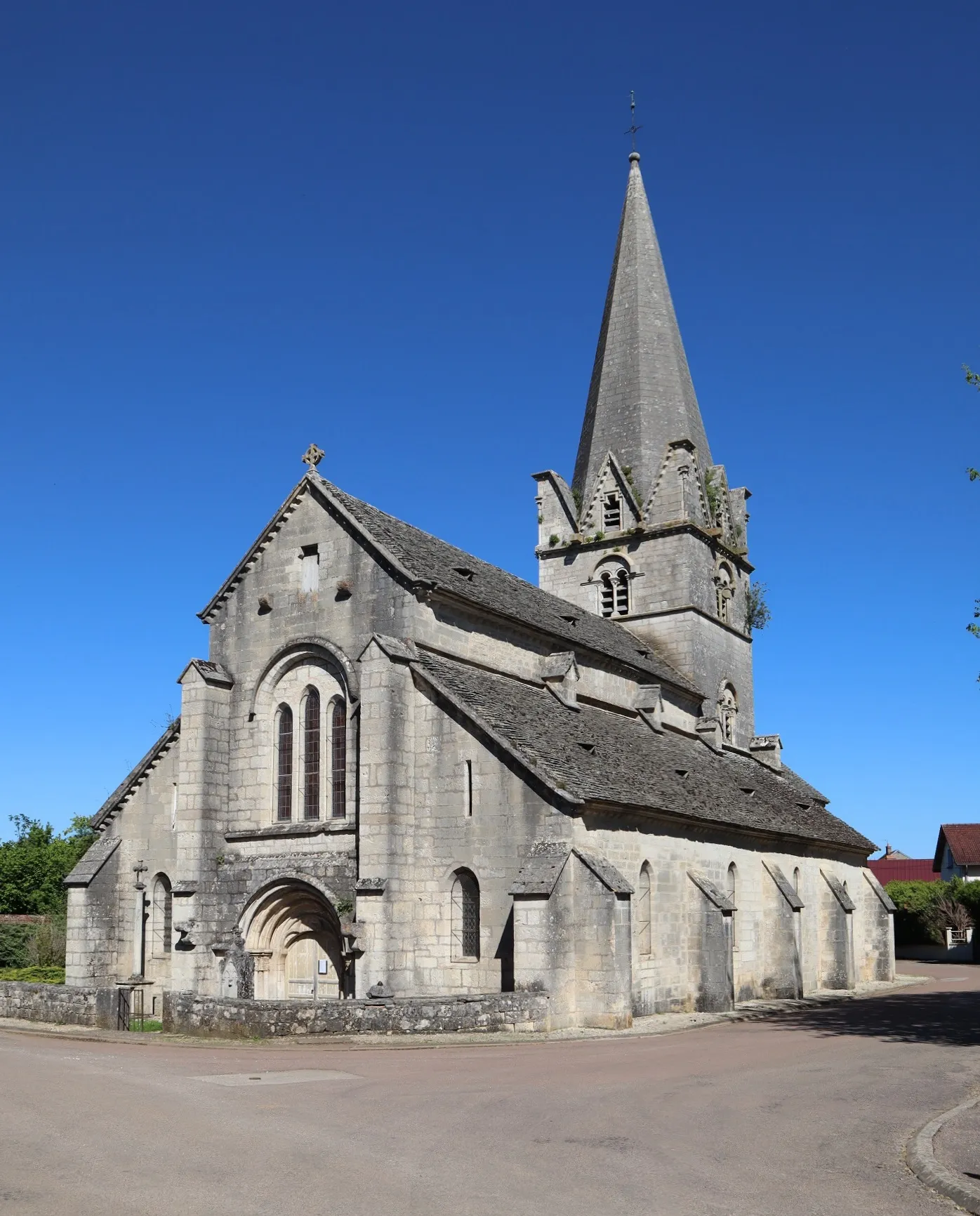 Photo showing: Extérieur de l'église Notre-Dame de l'Assomption à Isômes (52). Façade occidentale et flanc sud.