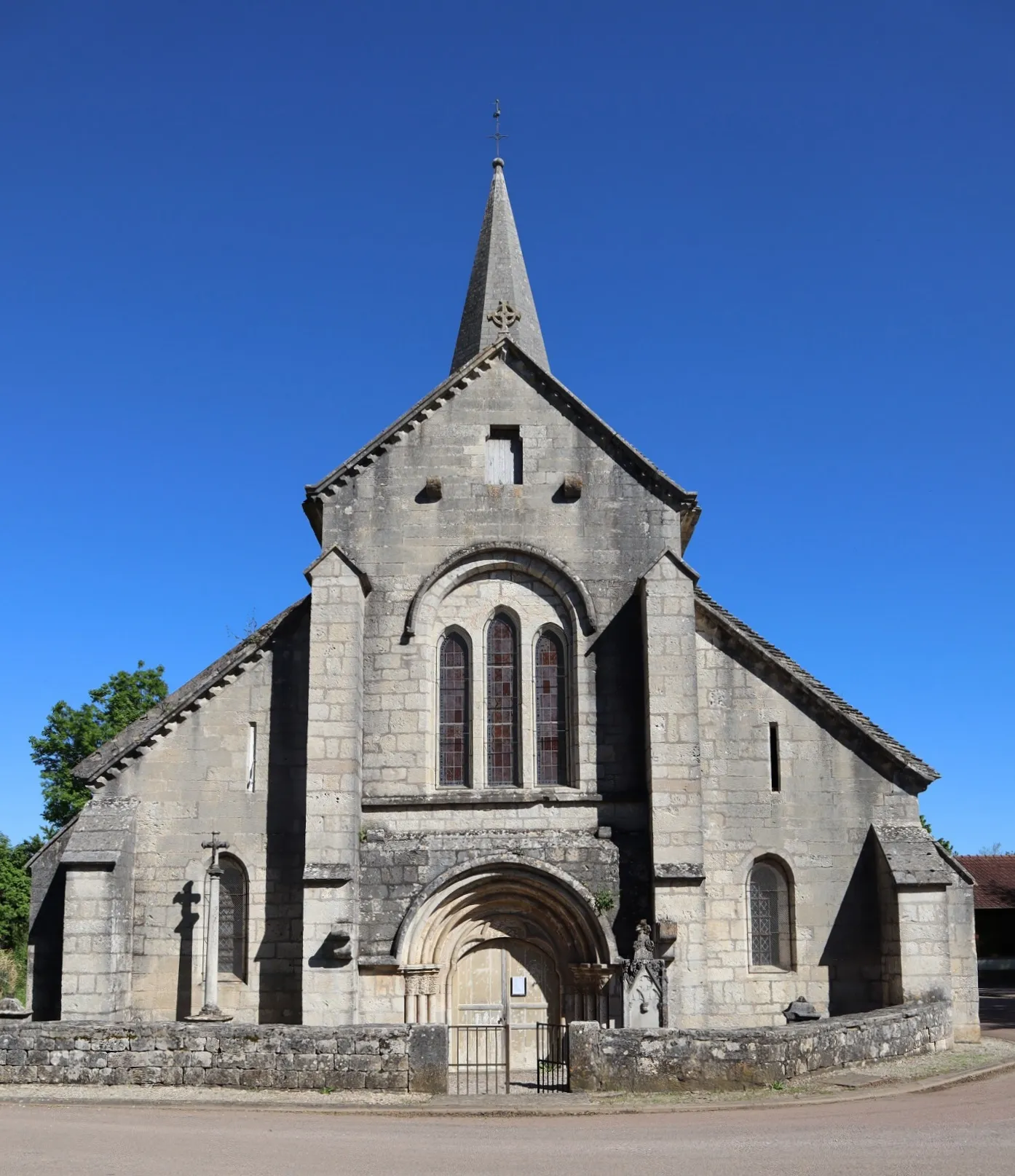 Photo showing: Extérieur de l'église Notre-Dame de l'Assomption à Isômes (52). Façade occidentale.