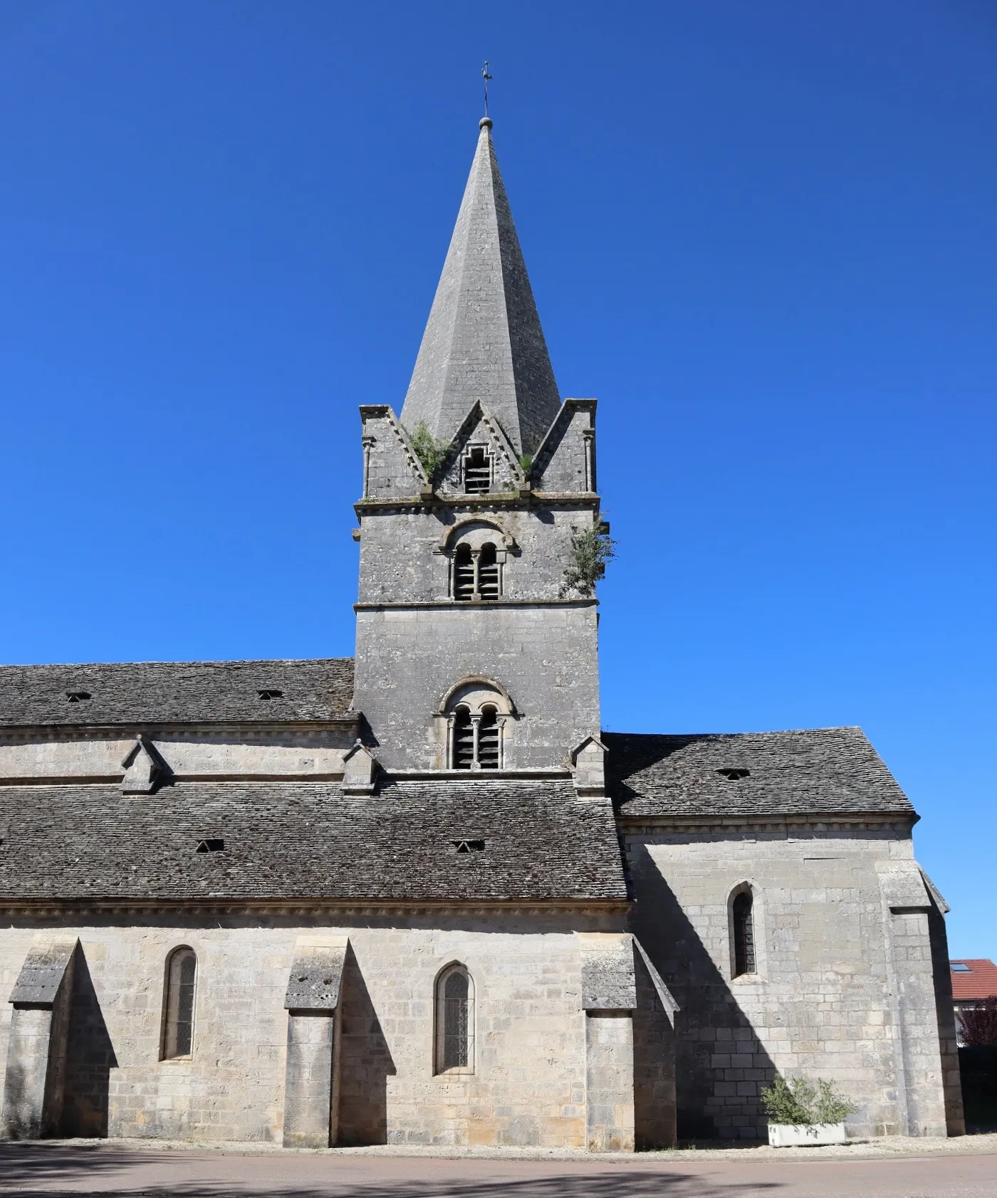 Photo showing: Extérieur de l'église Notre-Dame de l'Assomption à Isômes (52). Tour-clocher et flanc sud.