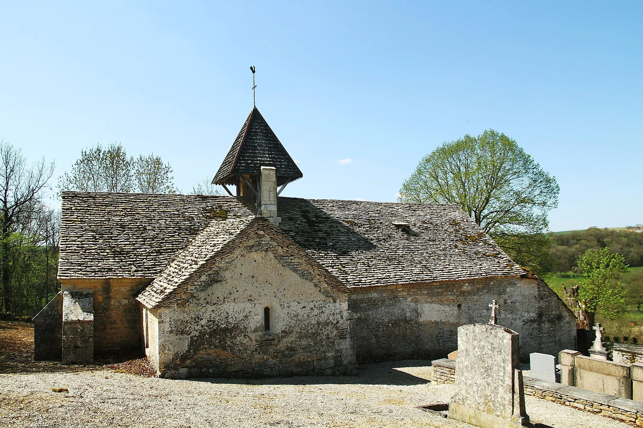 Photo showing: Côté nord de l'église Saint-Ambroise de Busserotte-et-Montenaille dans son enclos paroissial, inscrite aux Monuments historiques en 1947 (notice PA00112166)