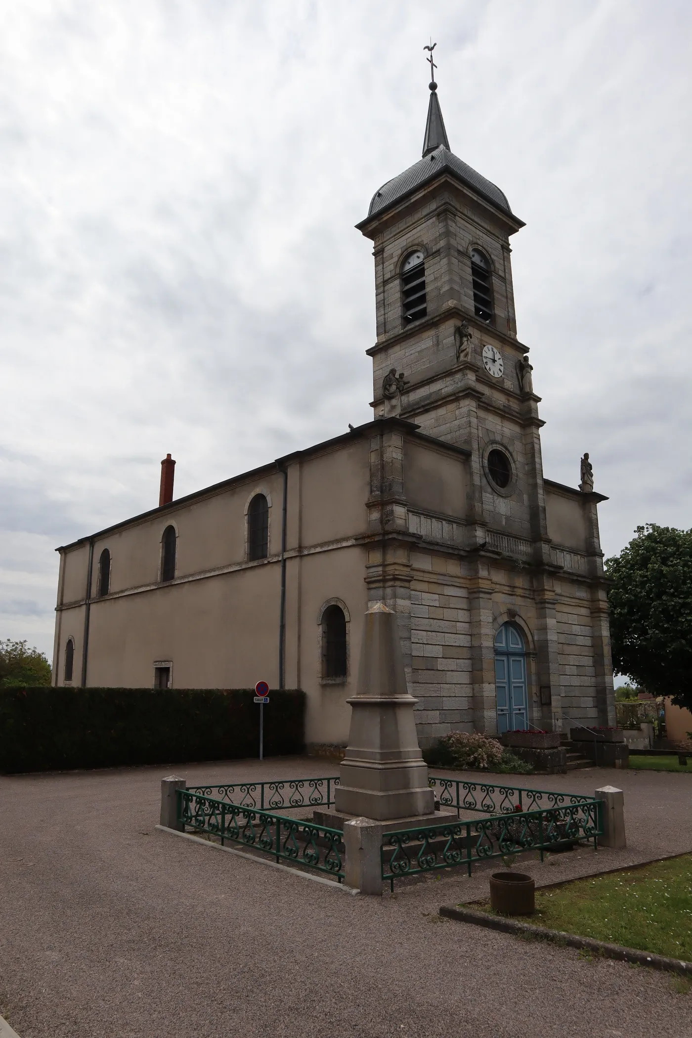 Photo showing: Église de la Nativité et monument aux morts de Soissons-sur-Nacey (21).