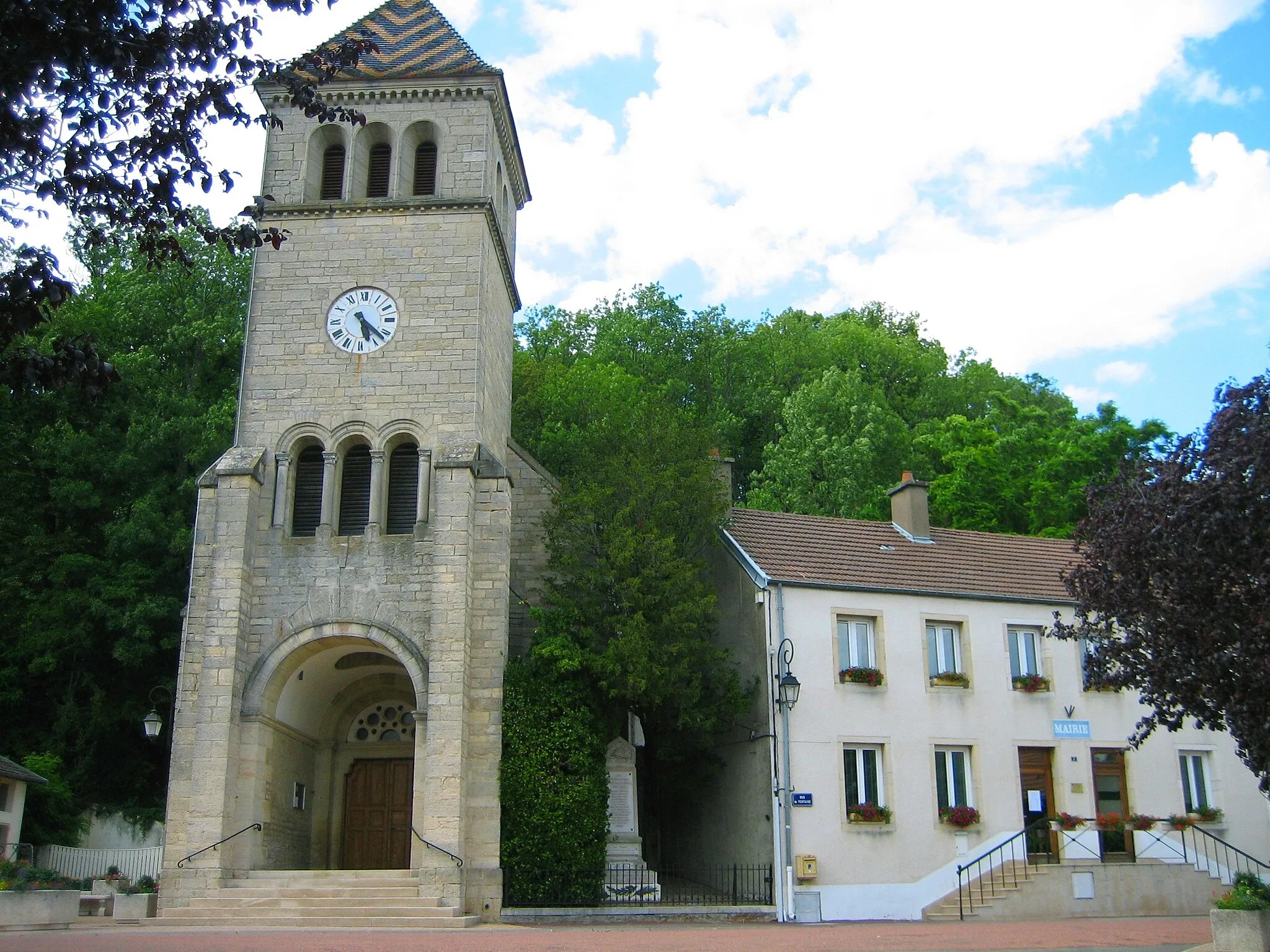 Photo showing: Eglise et mairie de Daix