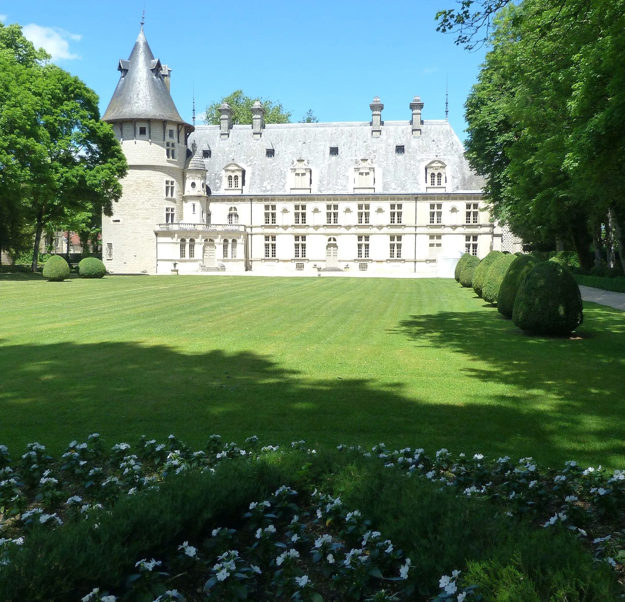 Photo showing: Cette photo représente la façade méridionale du château de Montigny-sur-Aube