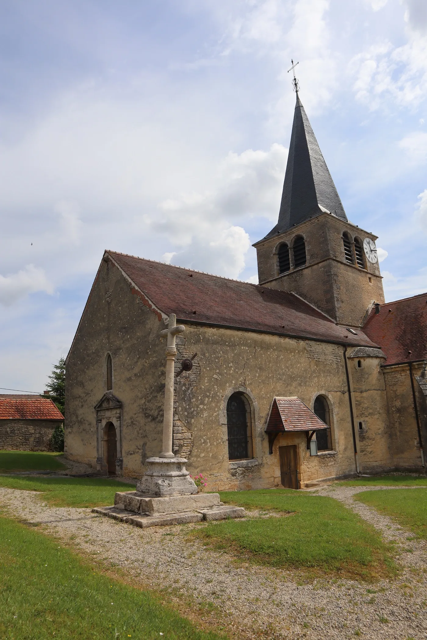 Photo showing: Extérieur de l'église Saint-Hippolyte de Brion-sur-Ource (21).