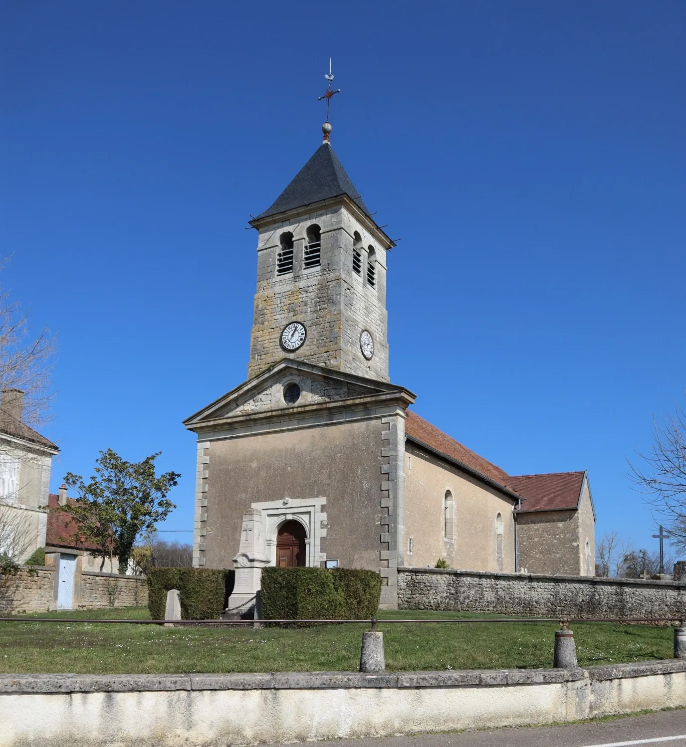 Photo showing: Église de la Nativité de Montmançon (21). Extérieur.