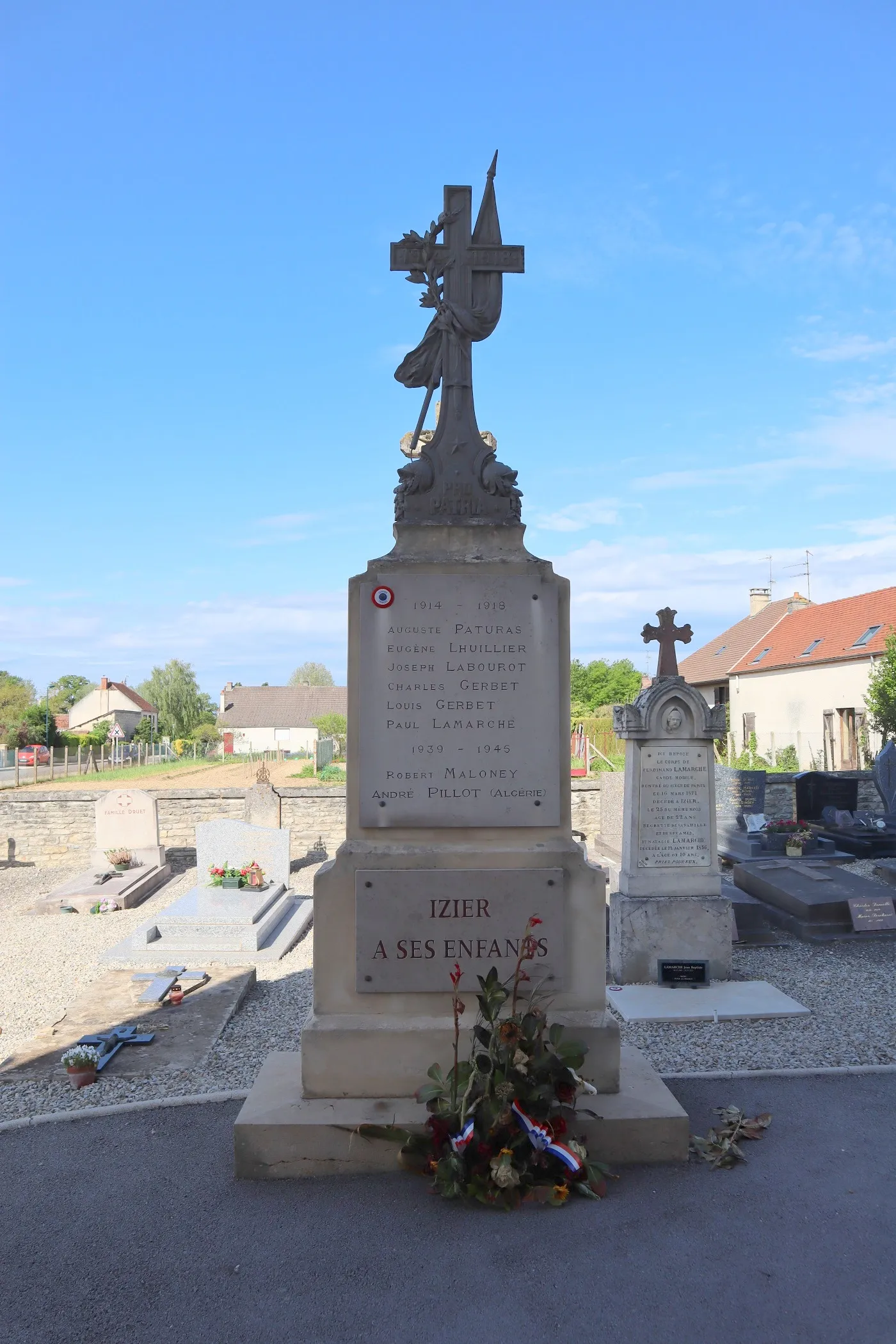 Photo showing: Monument aux morts d'Izier (21).