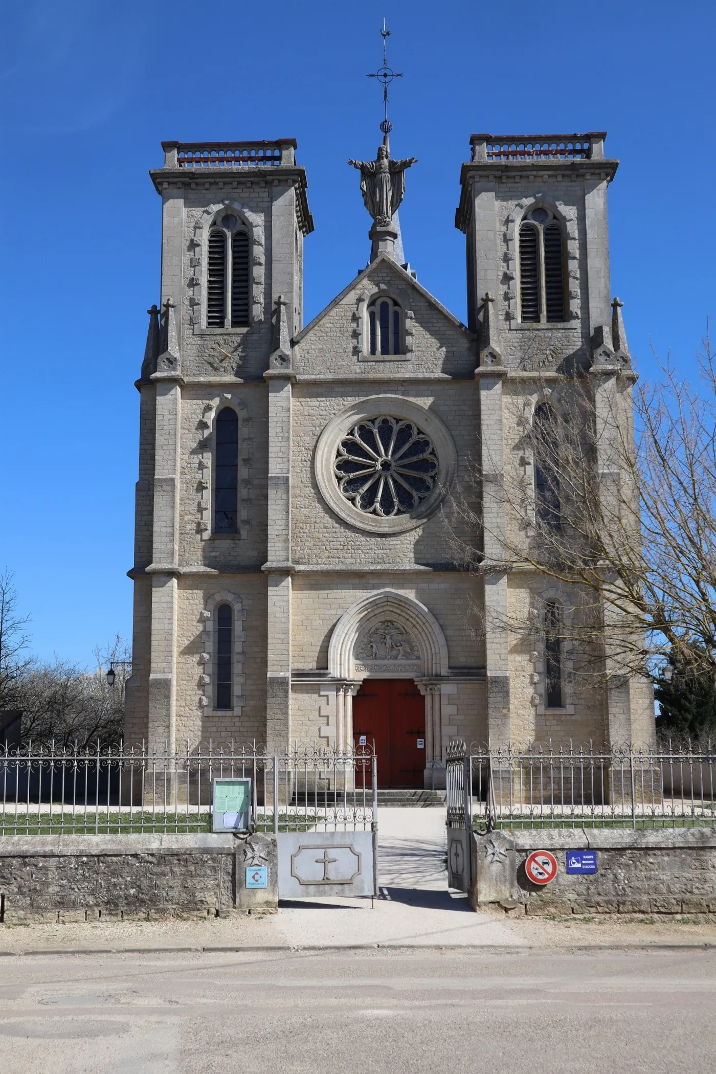 Photo showing: Extérieur de l'église du Sacré Cœur de Tart-le-Haut (21). Façade principale.