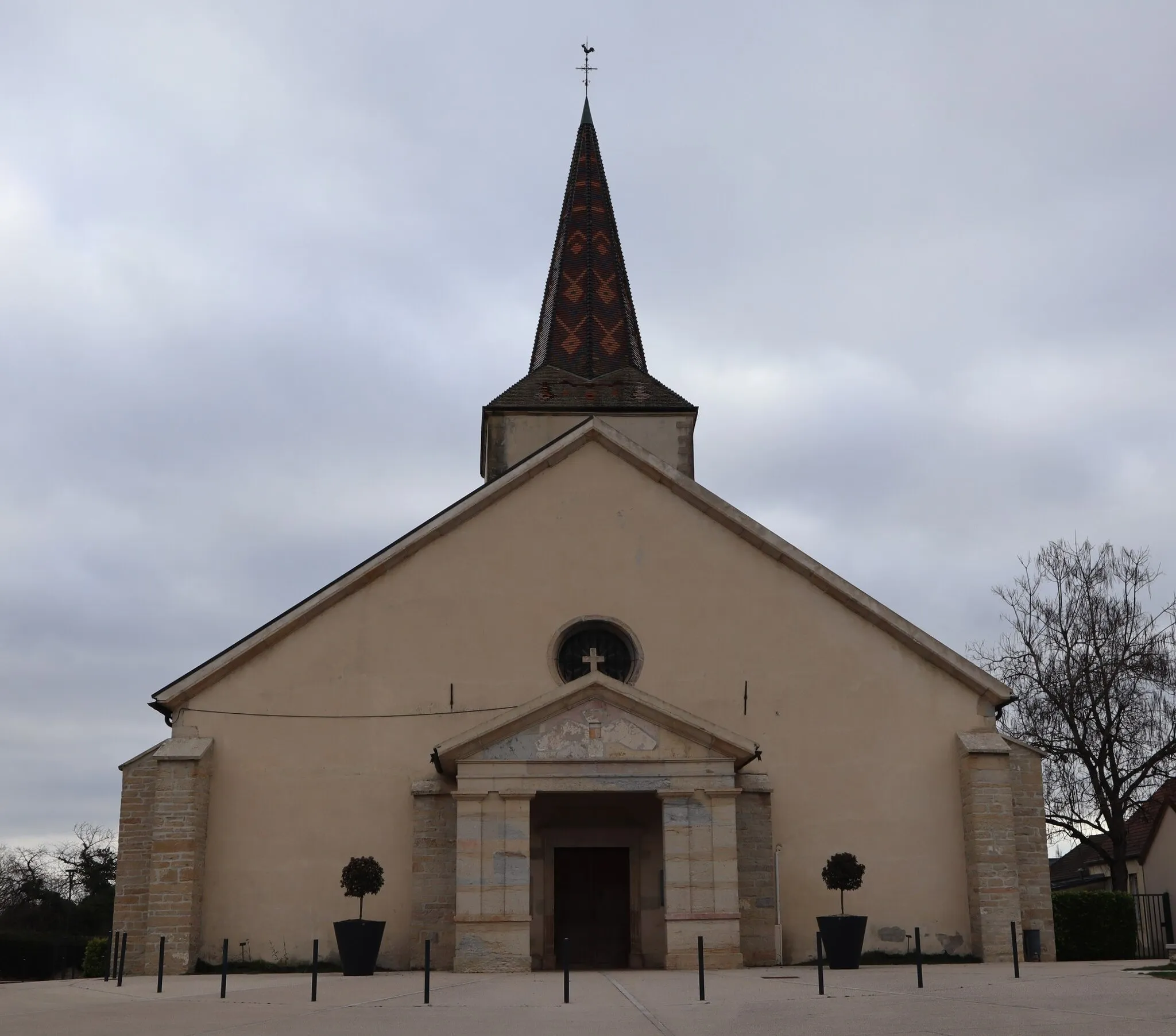 Photo showing: Extérieur de l'église Saint-Marcel de Serrigny, commune de Ladoix-Serrigny (21).