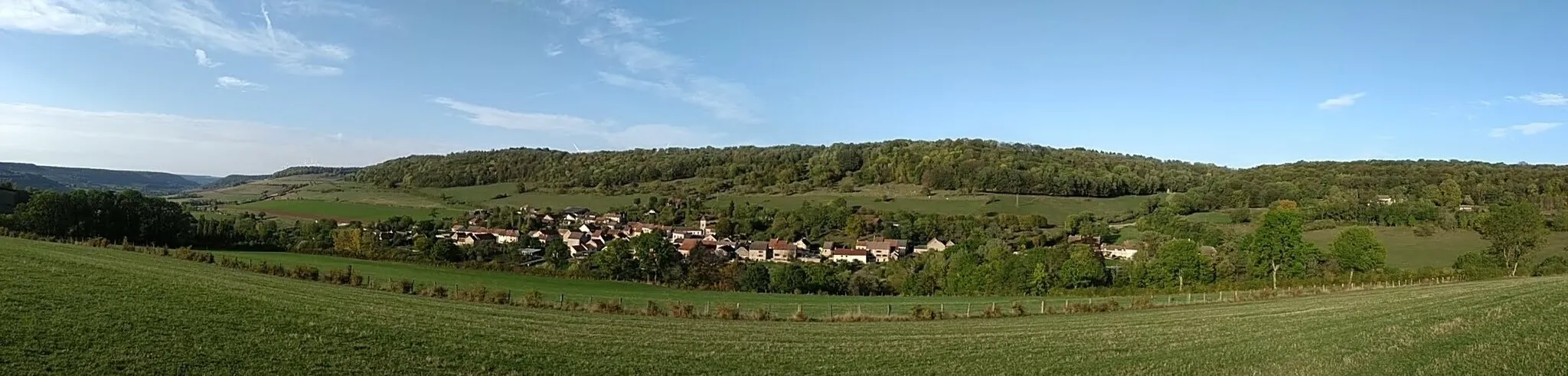 Photo showing: Panorama de Trouhaut, créé depuis les prés en face du village. Tout a droite, le domaine de la Glorieuse. À droite, le prieuré. Au centre, le village lui-même.