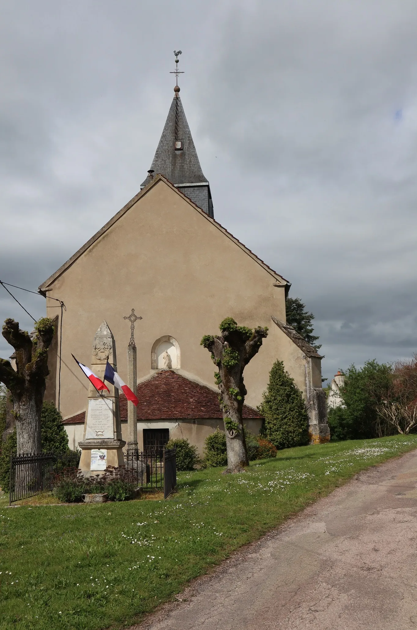 Photo showing: Église Saint-Pierre-Saint-Paul de Villaines-les-Prévôtes (21). Chevet et monument aux morts.