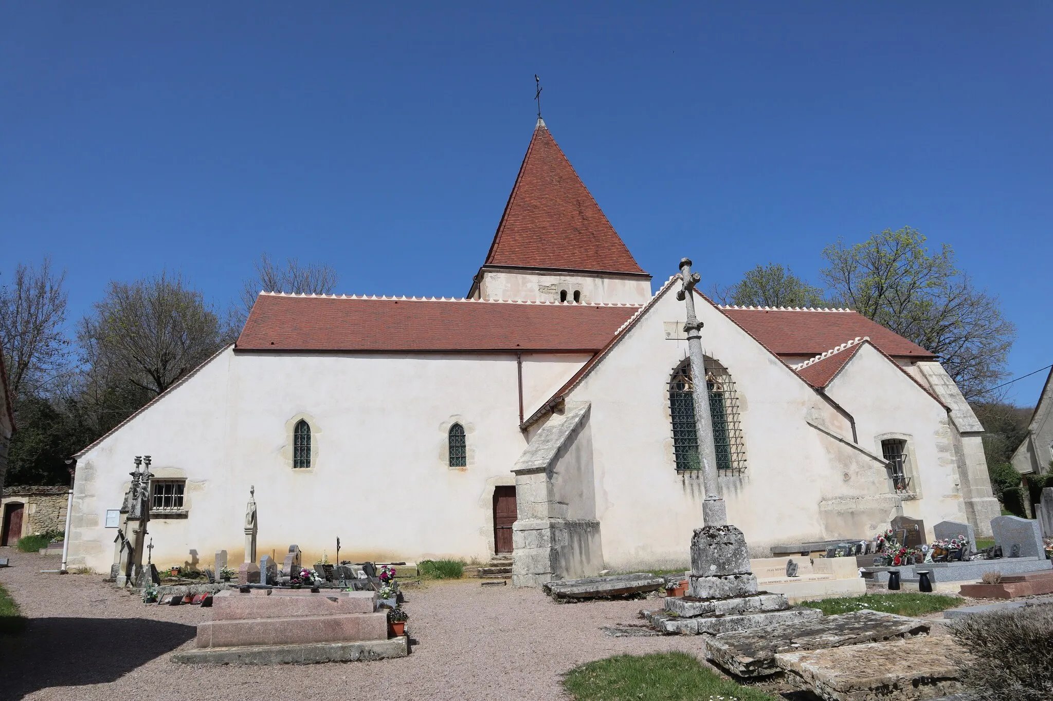 Photo showing: Église Saint-Matthieu de Bard-lès-Époisses (21). Flanc sud.