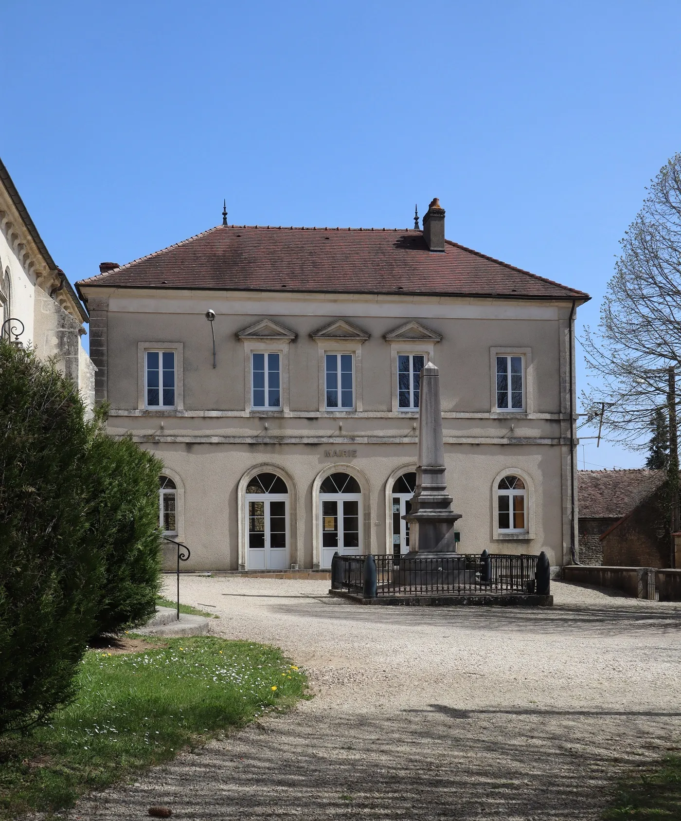 Photo showing: Mairie et monument aux morts de Corrombles (21)