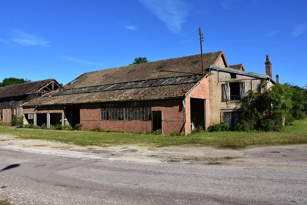 Photo showing: Une partie des anciennes installations industrielles Somua, en libre accès, au hameau de Montzeron, Toutry (21).