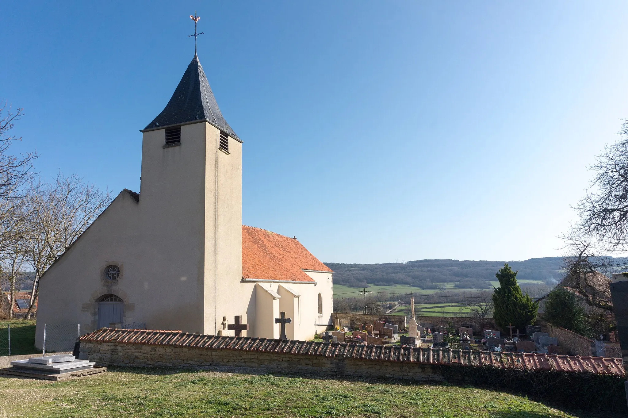 Photo showing: Église de la Nativité et le cimetière attenant