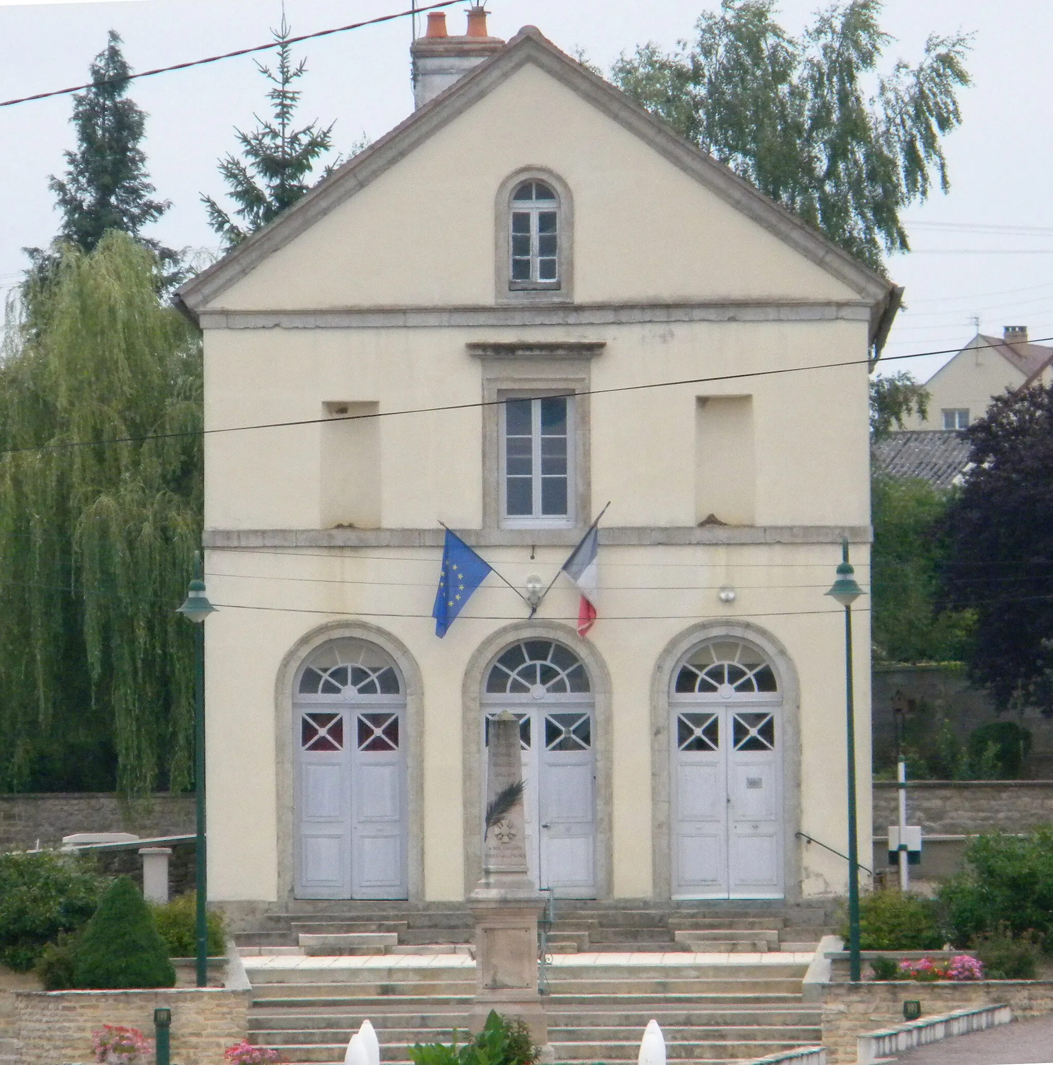 Photo showing: Mairie de Saint-Euphrône