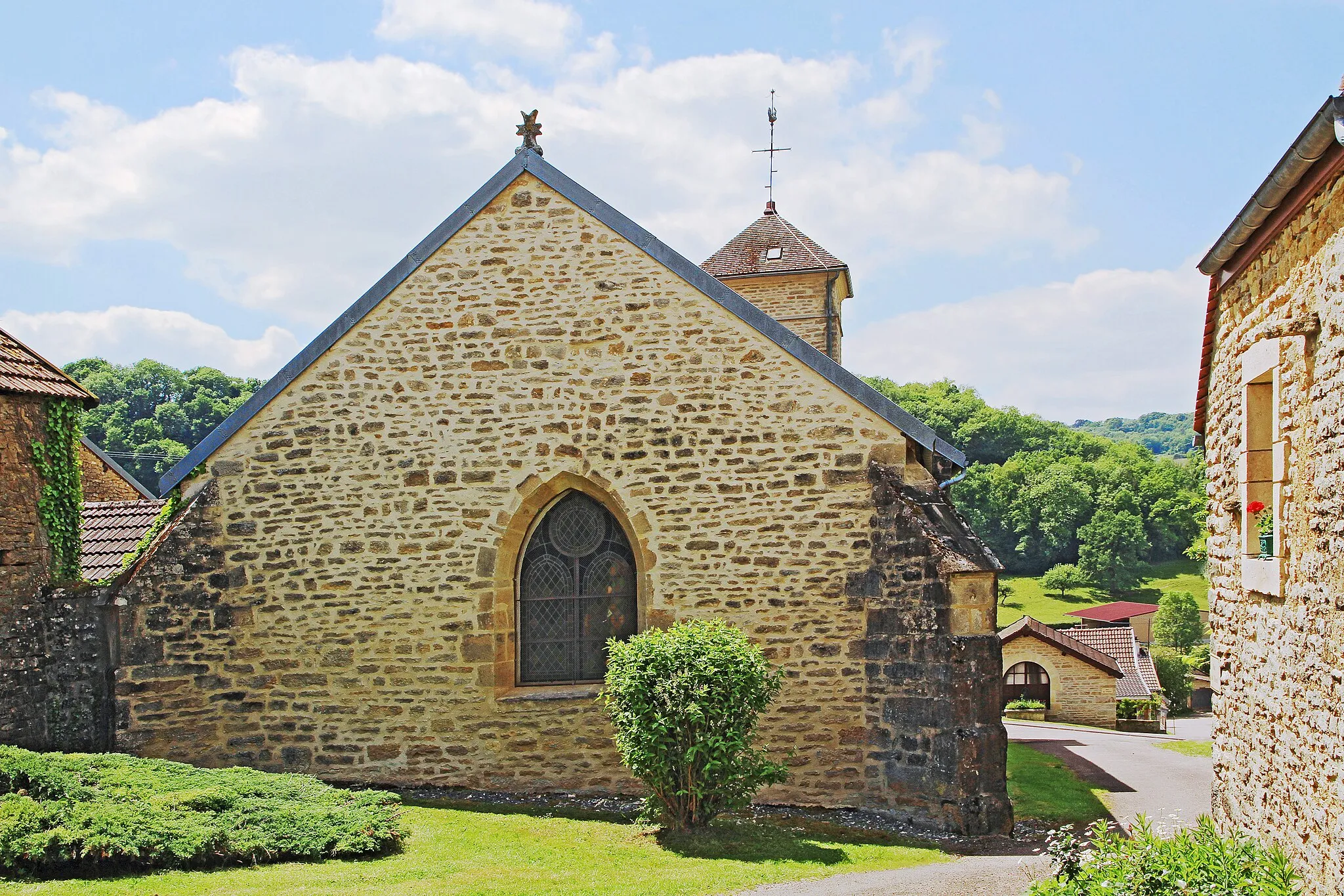 Photo showing: Chevet de l'église de la Nativité de Chevannay