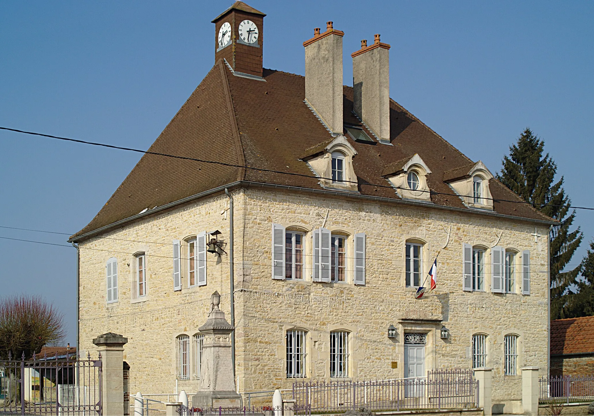 Photo showing: This building is indexed in the base Mérimée, a database of architectural heritage maintained by the French Ministry of Culture, under the reference IA00070885 .